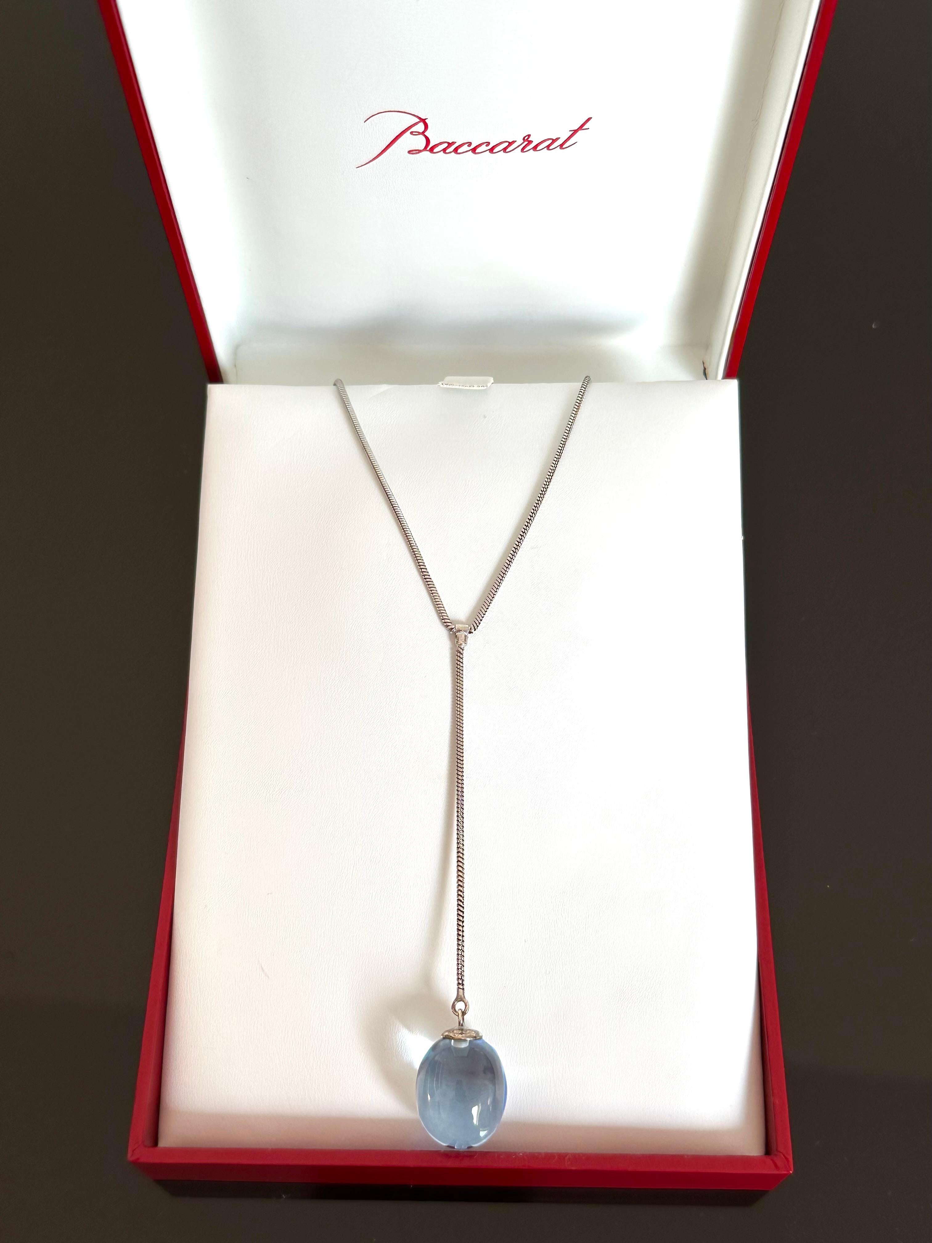 Messtechniken : 
Kettenlänge: 44cm und 48cm

Länge des Anhängers: 8cm

Diese exquisite Tropfen-Halskette von Baccarat aus Sterlingsilber ist die perfekte Verkörperung von zeitloser Eleganz und französischer Handwerkskunst. Dieses in Frankreich