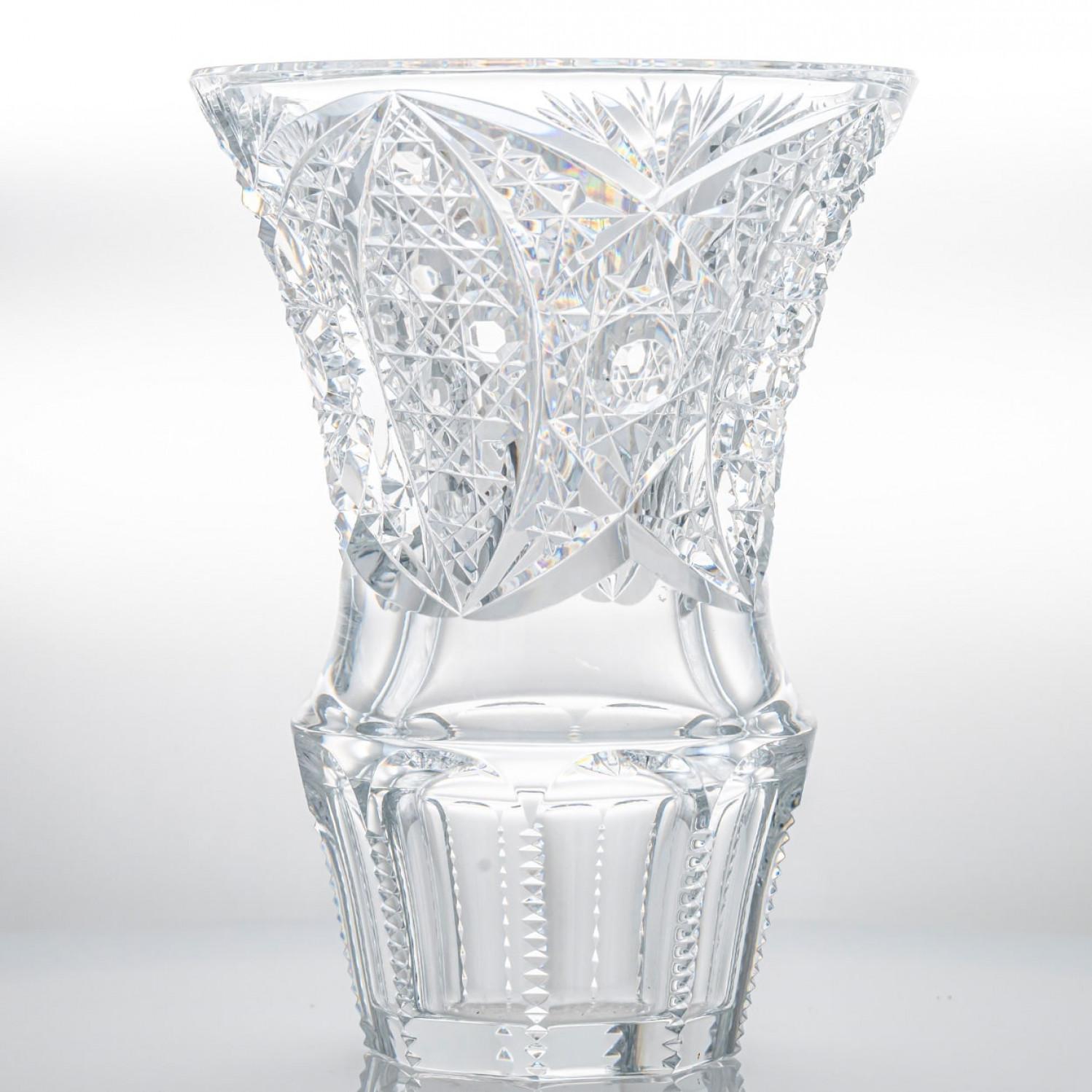 Un capolavoro di cristallo dalle splendide proporzioni, questo vaso cristallizza lo straordinario know-how degli artigiani Baccarat. I diversi tagli del vaso producono un magico effetto visivo.

Si prega di notare che il prezzo si riferisce a un