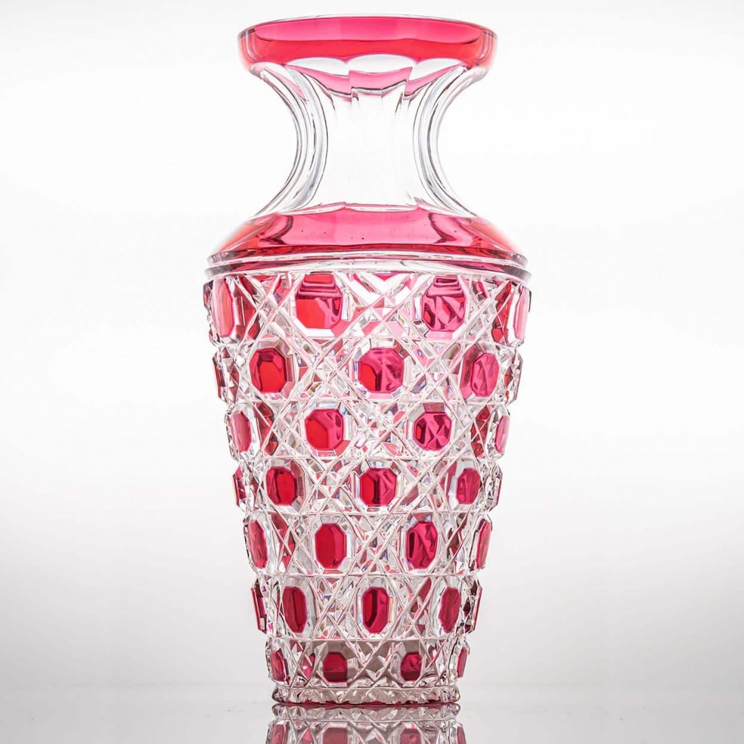 Un capolavoro di cristallo dalle splendide proporzioni, questo vaso cristallizza lo straordinario know-how degli artigiani Baccarat. I diversi tagli e il colore vibrante dell'ibisco nel vaso producono un effetto visivo magico.

Baccarat è una casa
