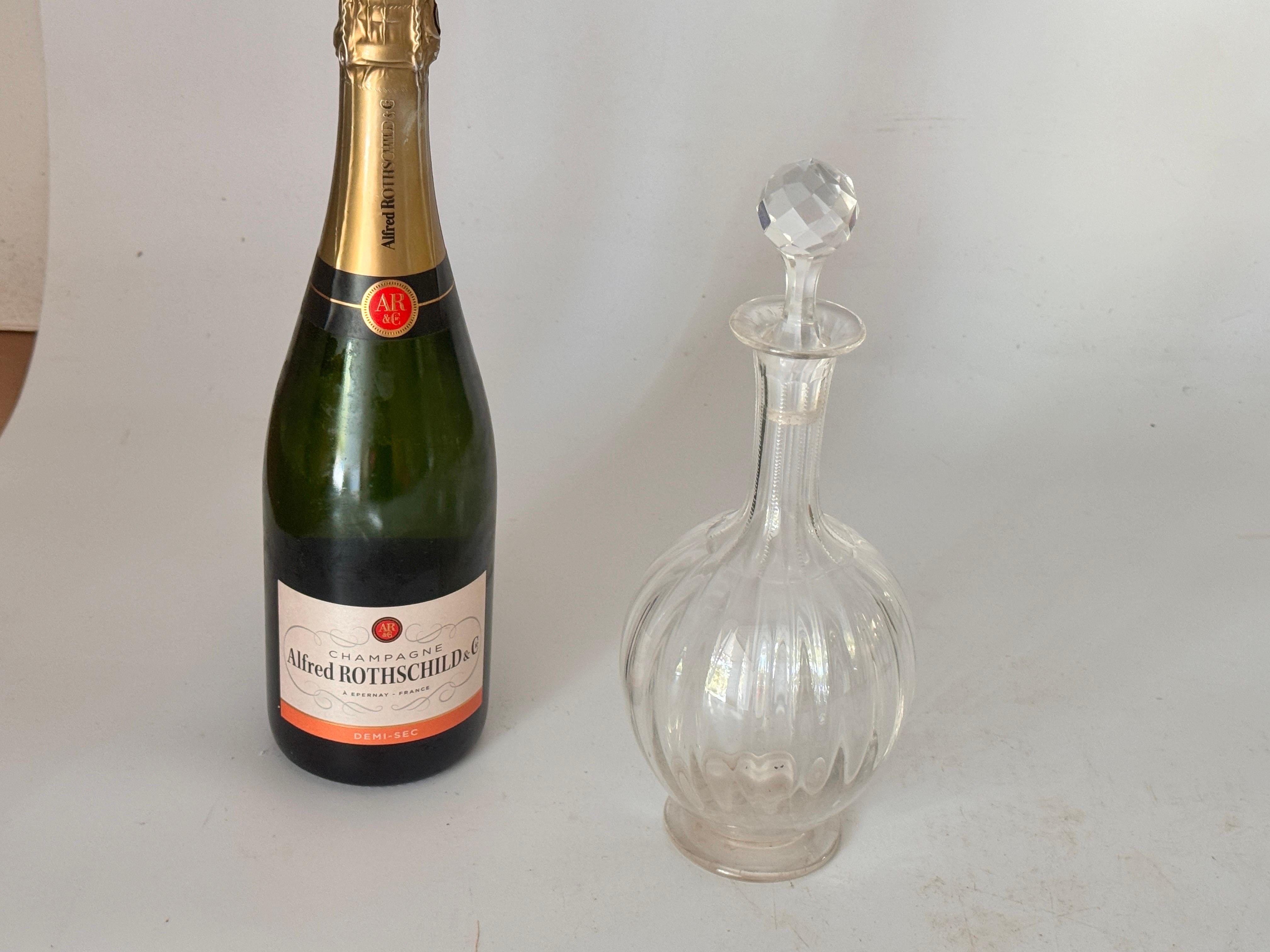 Carafe à whisky carrée en cristal de style Baccarat. Il a été fabriqué en France au cours du 20e siècle.
Couleur transparente.