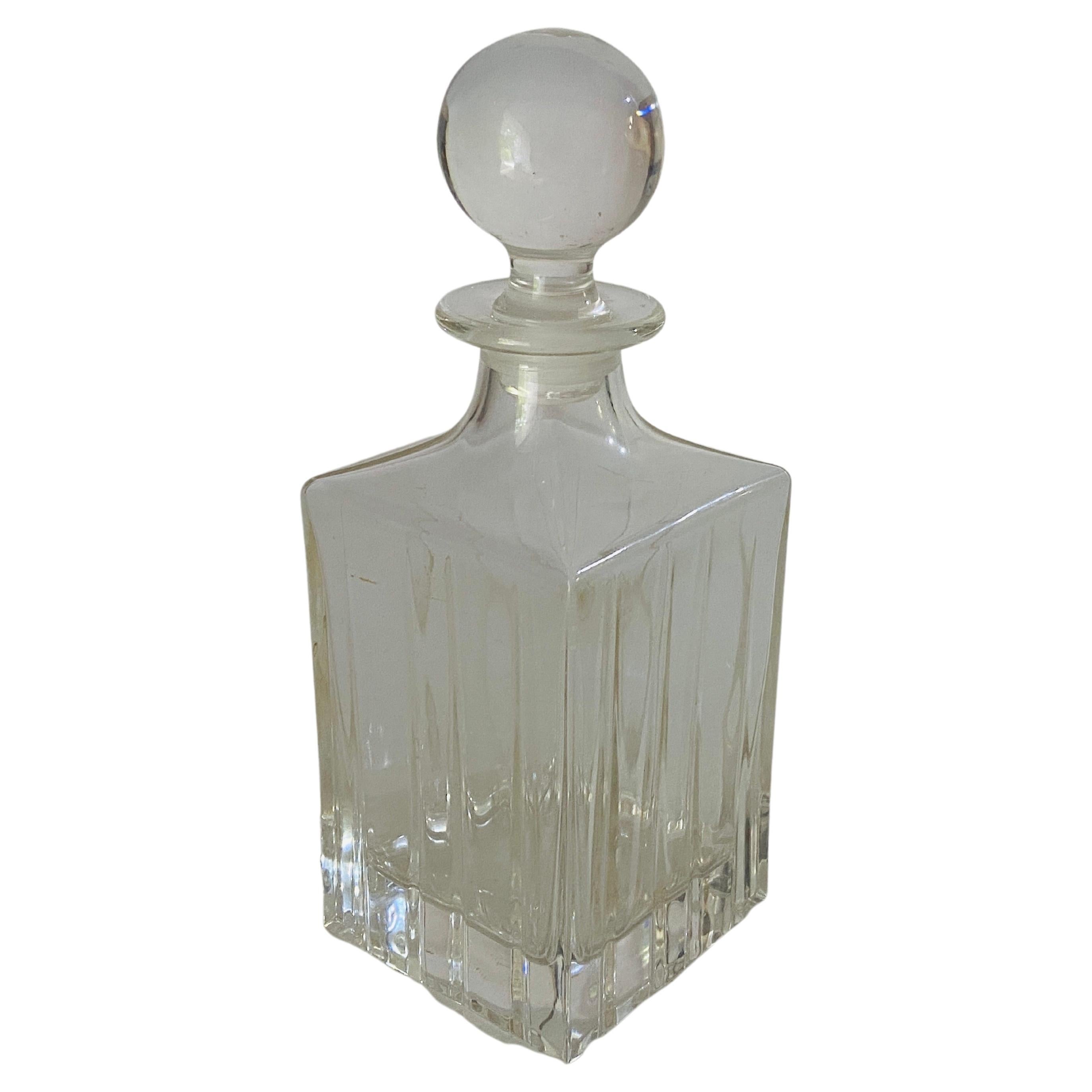 Carafe à whisky carrée en cristal de style Baccarat. Il a été fabriqué en France au cours du 20e siècle.
Couleur transparente