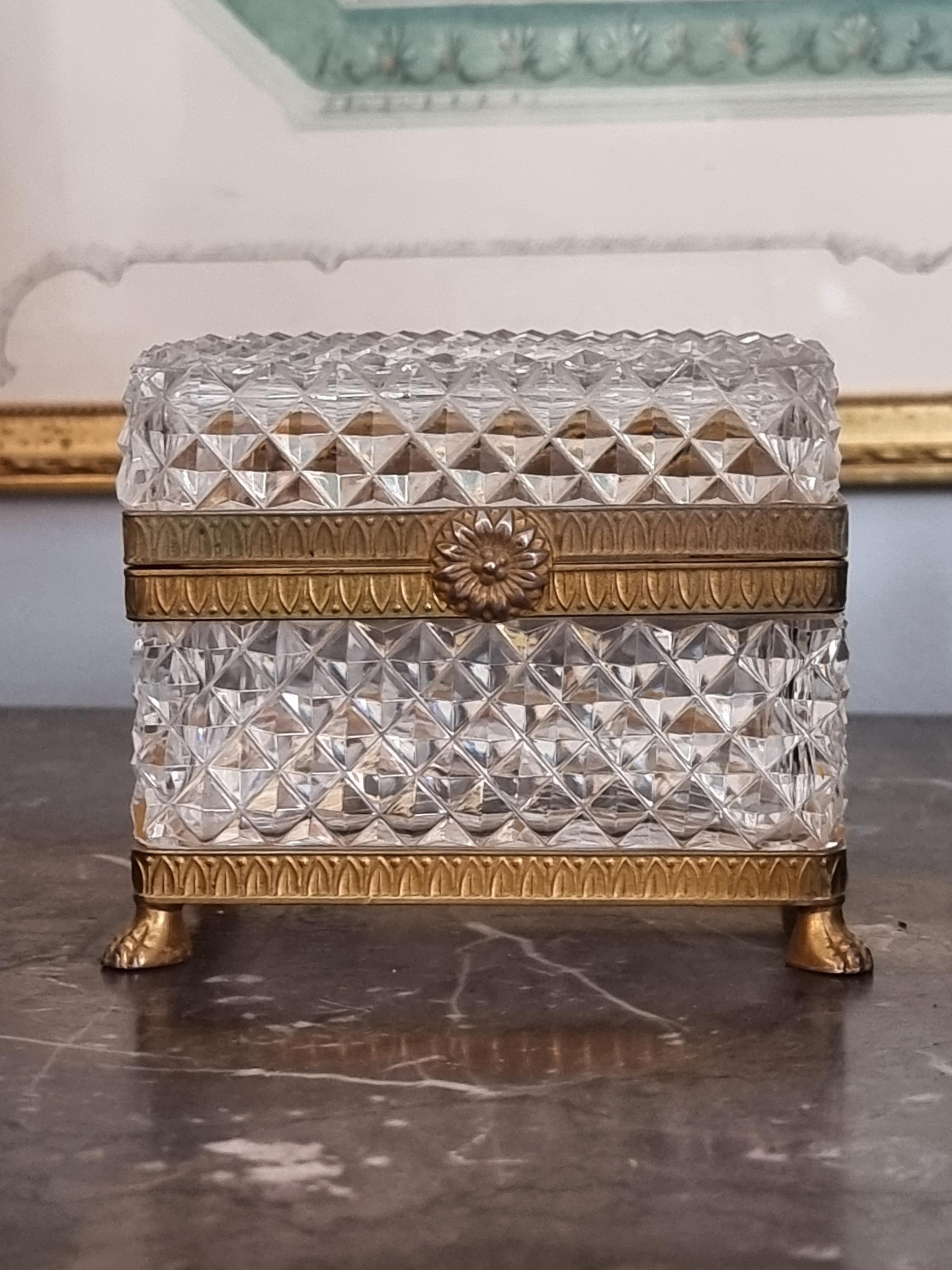 Cut crystal glass, ormolu casket box, clasp in shape of flower.
ormulo footed box baccarat style crystal. In Baccarat style, mid/late 1800s.

In beautiful condition, nice patina. Normal signs of age and wear. 