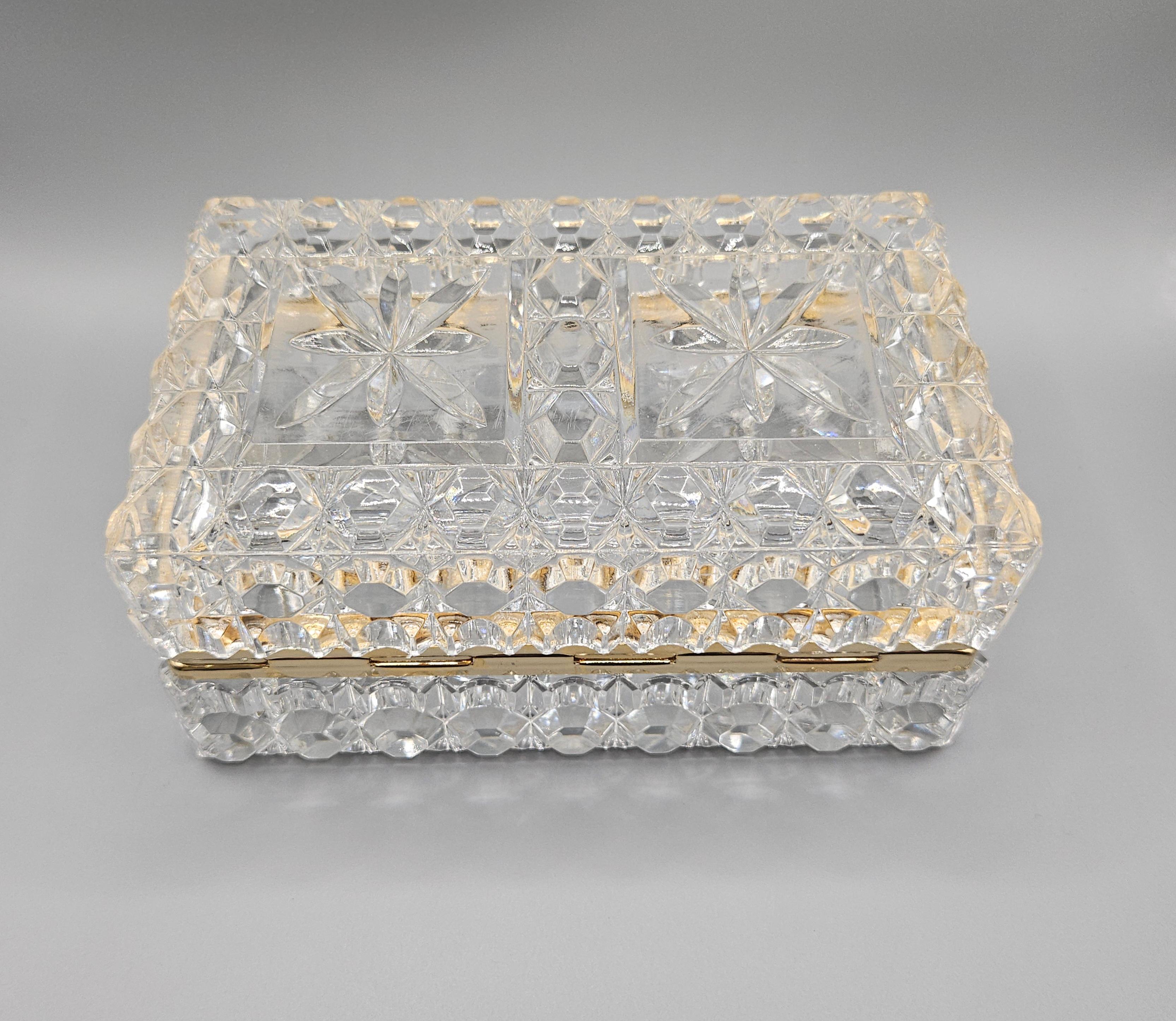 Baccarat-Style Cut Lead Crystal Jewelry / Trinket Box, France, c. 1950 For Sale 2