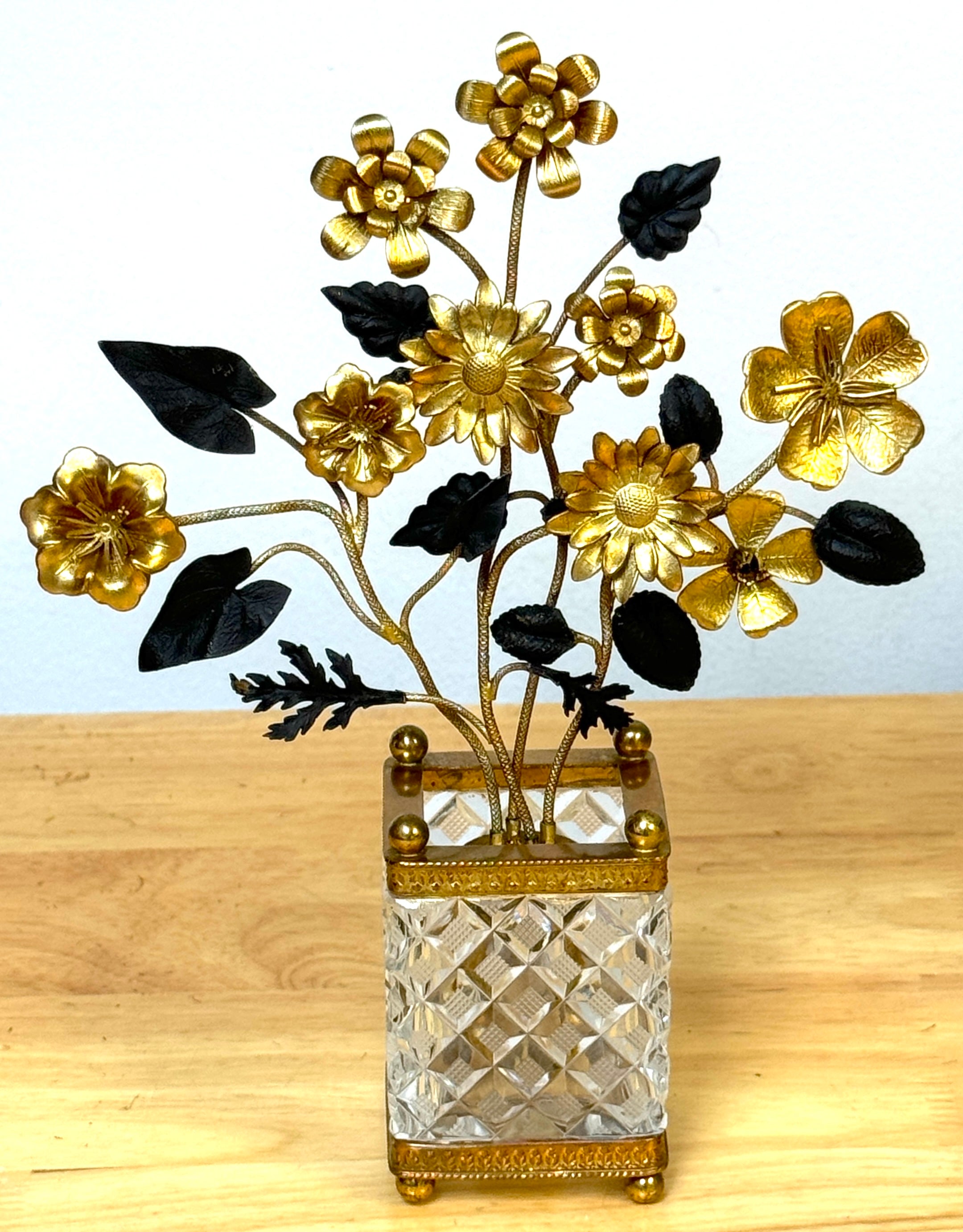 Cacharrería Floral de Cristal Dorado y Bronce Patinado Estilo Baccarat, Francia, circa años 60 

Exuberante cacharro de cristal francés dorado y bronce patinado, estilo Baccarat, con topiario floral, de hacia la década de 1960. Esta escultura única