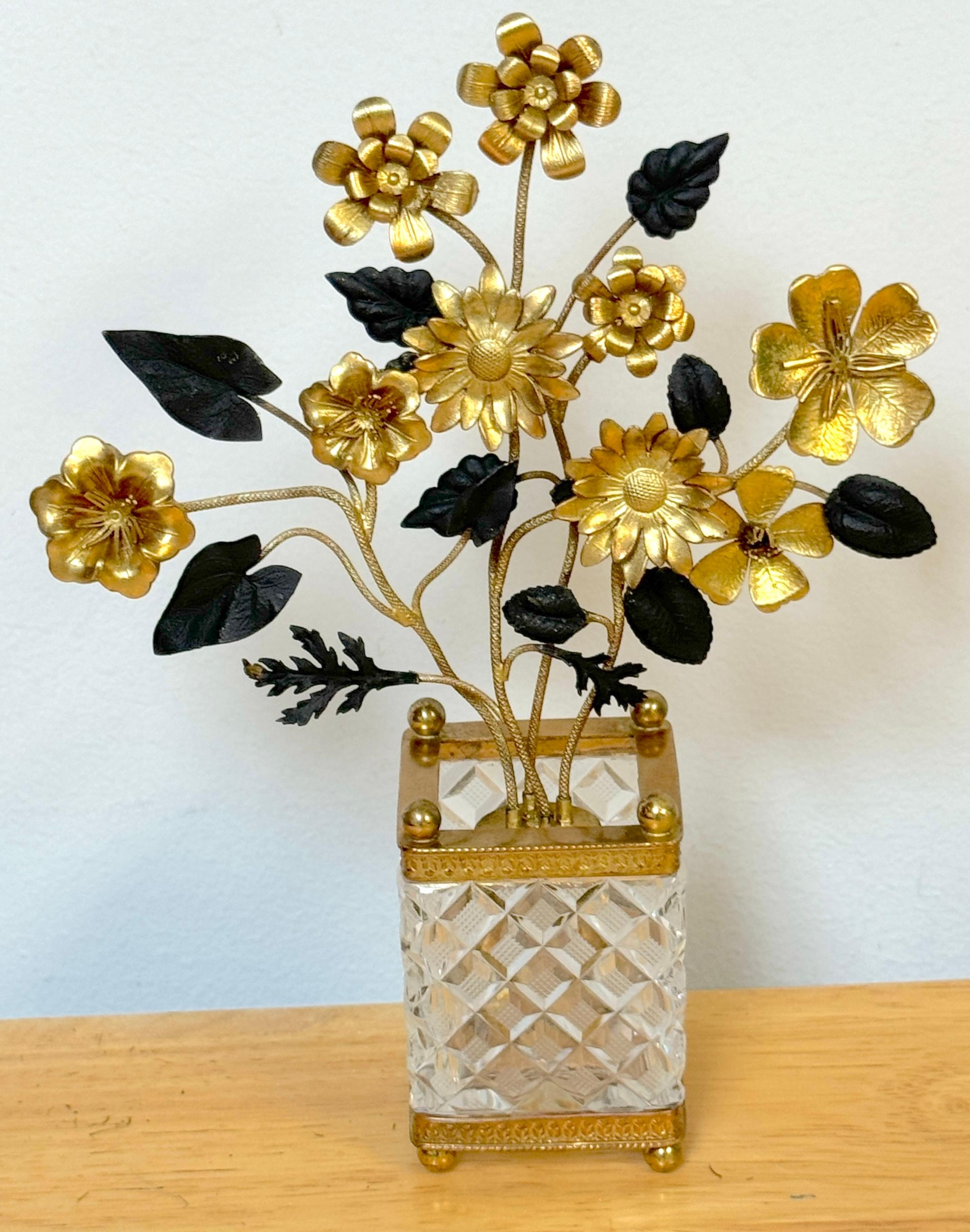 Cacharro Floral Topiario Estilo Baccarat de Cristal Francés Dorado y Bronce Patinado Neoclásico en venta