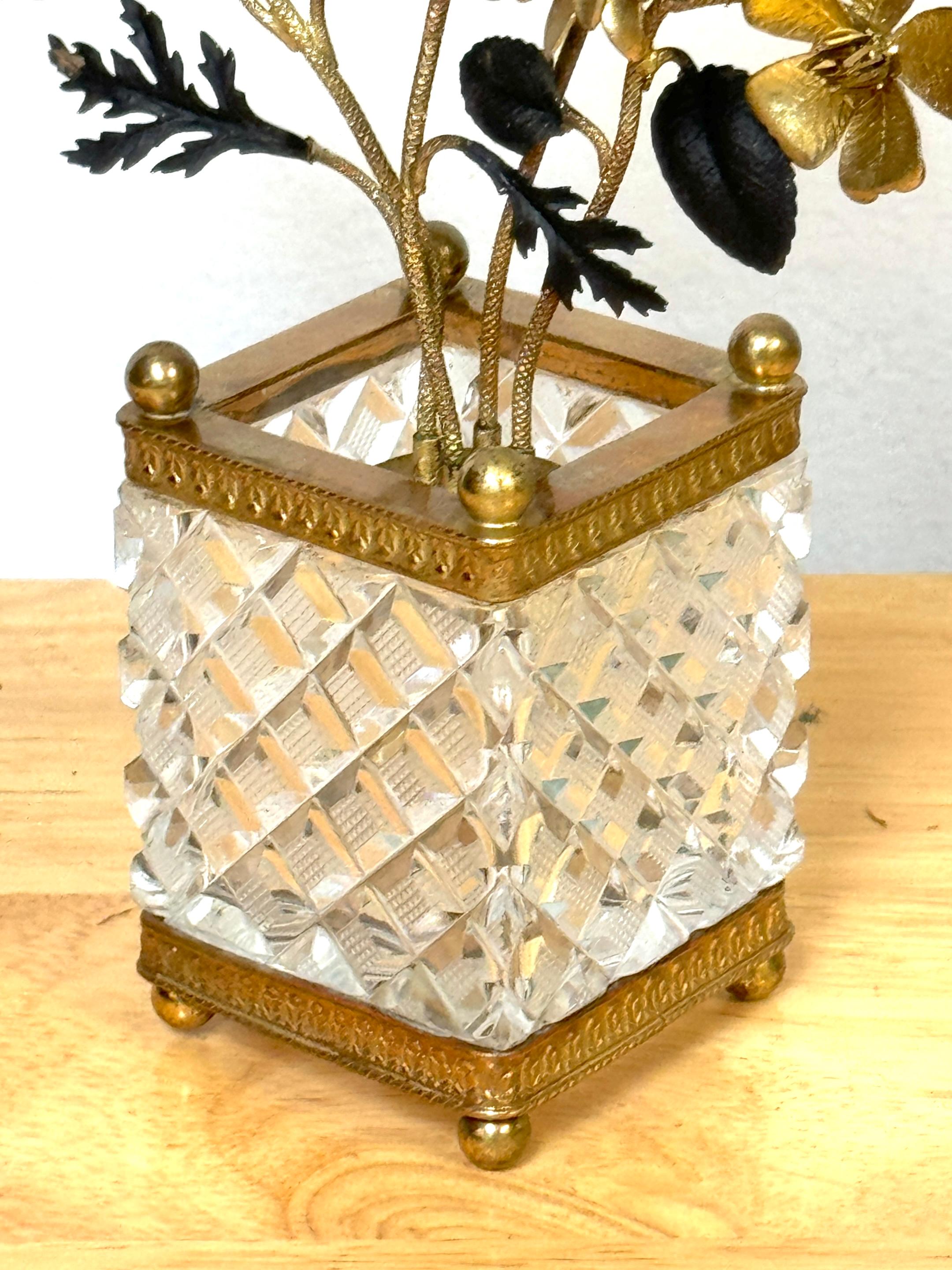 Cacharro Floral Topiario Estilo Baccarat de Cristal Francés Dorado y Bronce Patinado en Bueno estado para la venta en West Palm Beach, FL