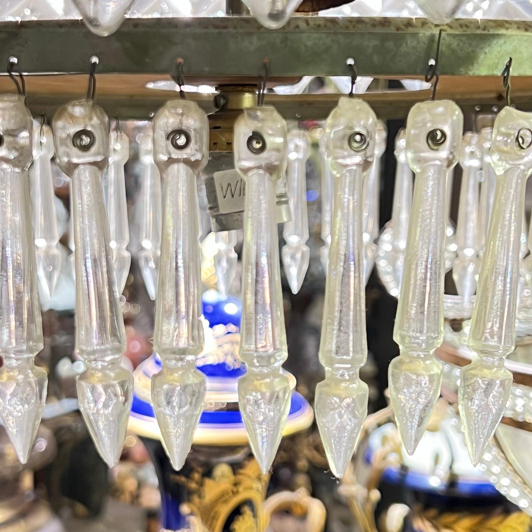 Lustre vintage unique de style Baccarat avec abat-jour en verre moulé et tige suspendue avec trois douilles de taille standard dont la circonférence est décorée de pampilles en verre moulé.