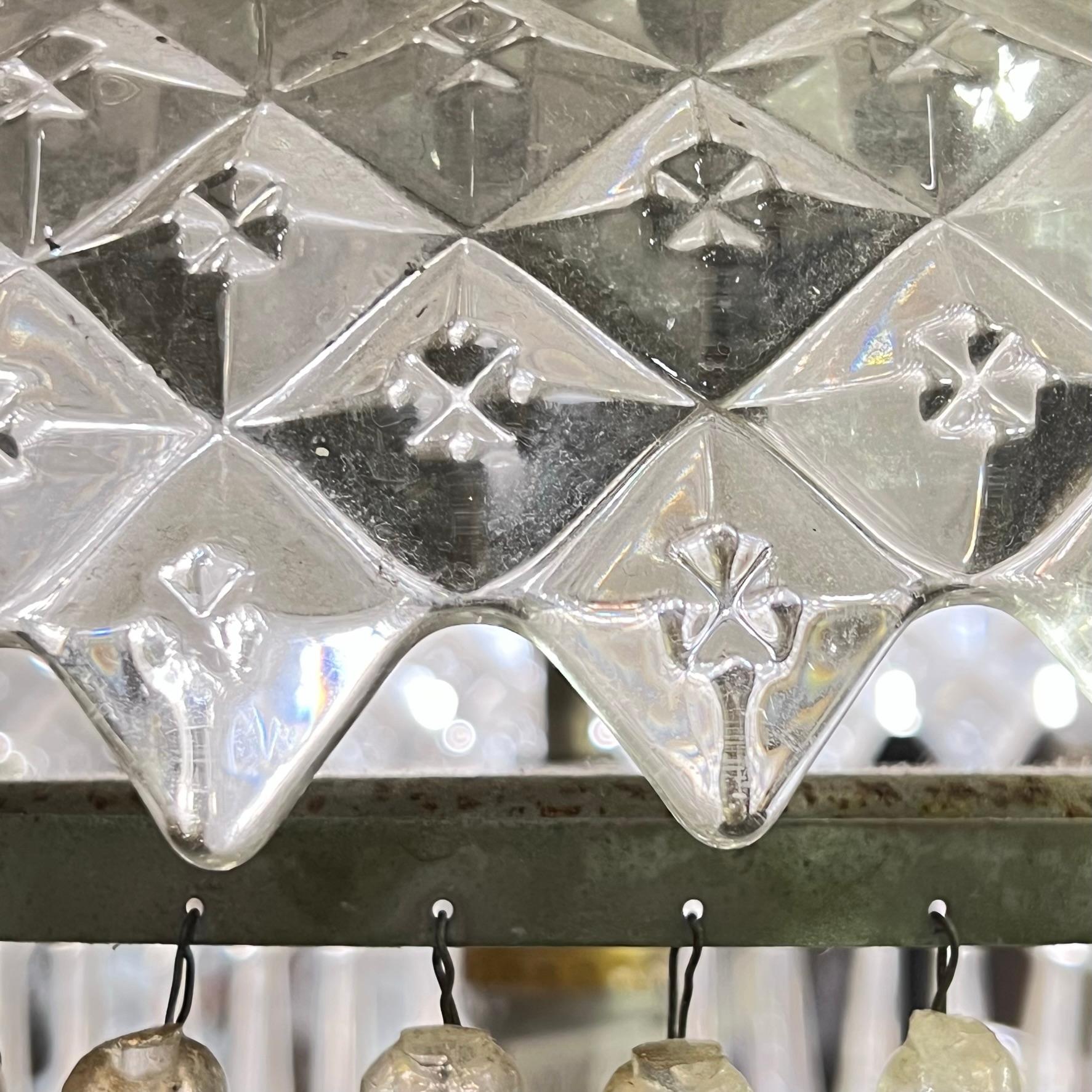 Baccarat Stil Geformtes Glas Kronleuchter im Zustand „Gut“ im Angebot in New York, NY