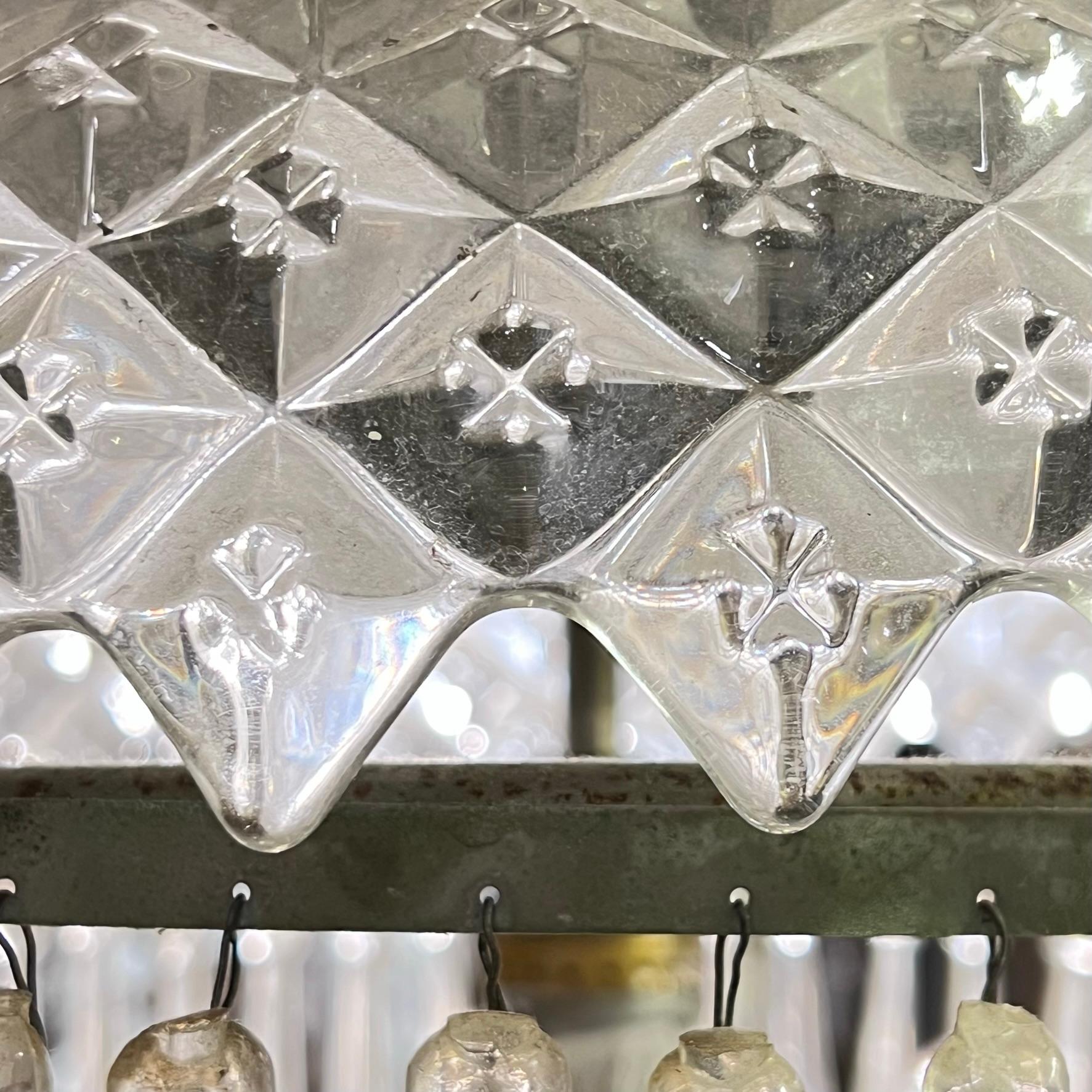 20ième siècle Lustre en verre moulé de style Baccarat en vente