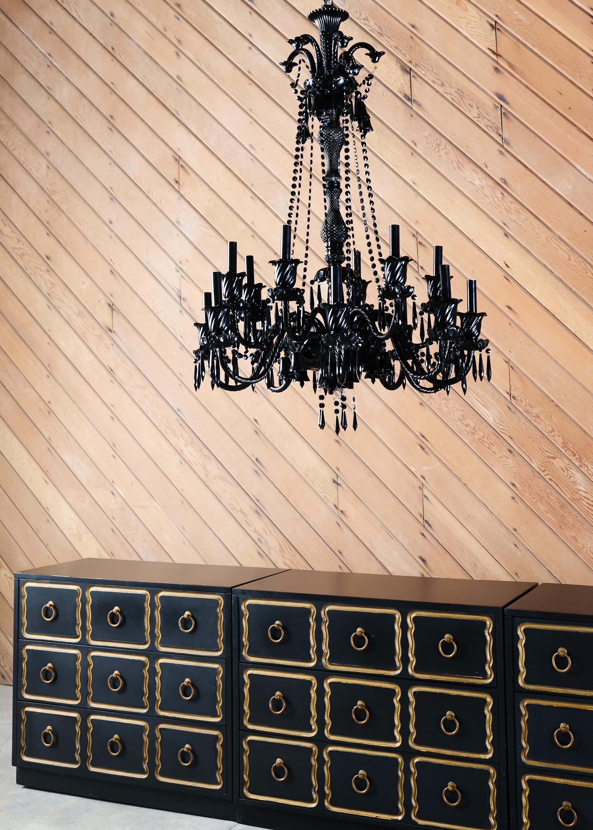 Lustre noir dramatique réalisé à la manière et dans le style du lustre zénithal de Baccarat. Le design original de Philippe Stark, avec ses 14 lampes, décrit comme un 