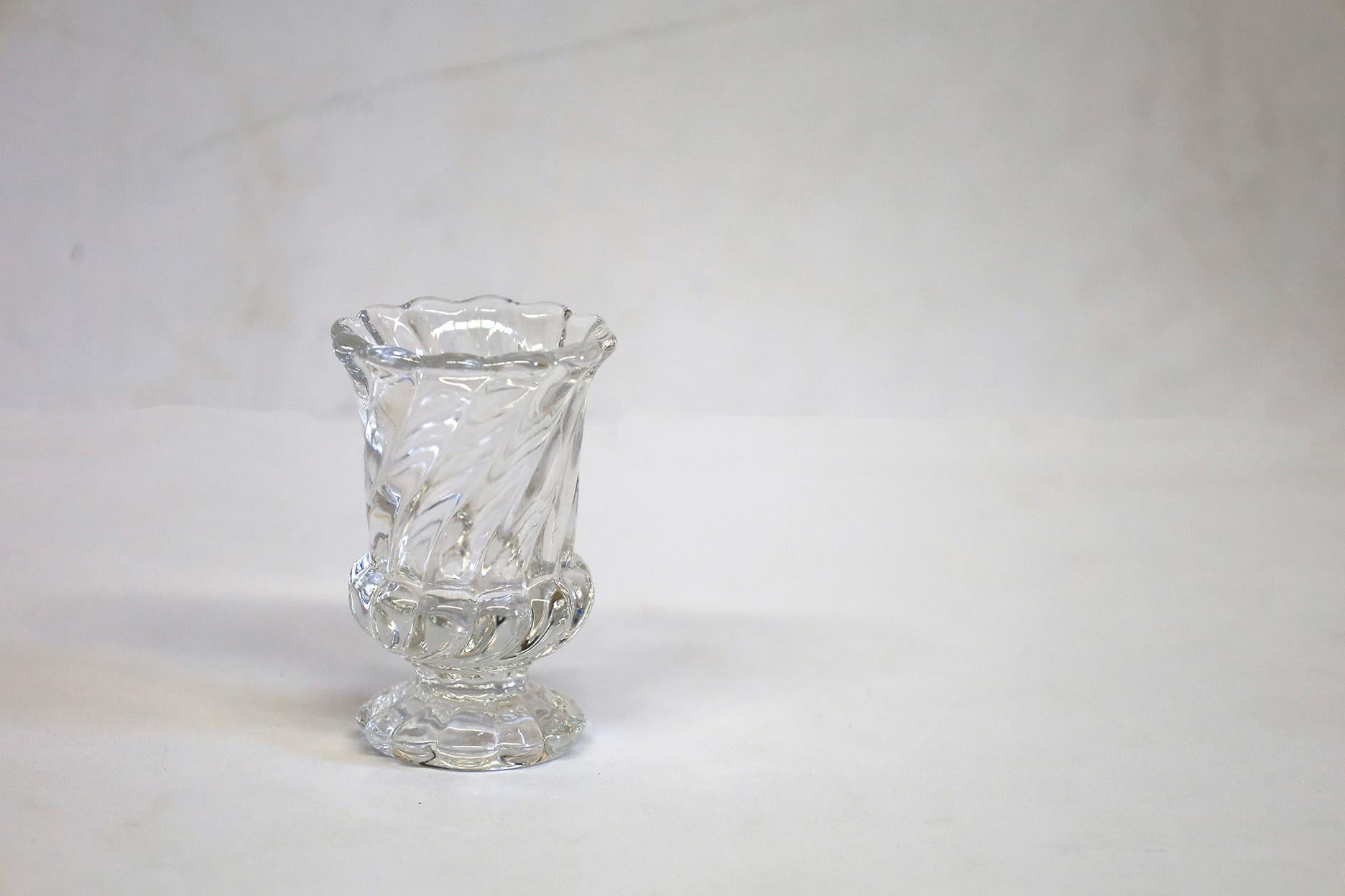 Sehr praktisch und doch elegantes Kristall  Zahnstocherhalter aus der berühmten Glasmanufaktur Baccarat.
Perfekter Zustand. Gestempelt.