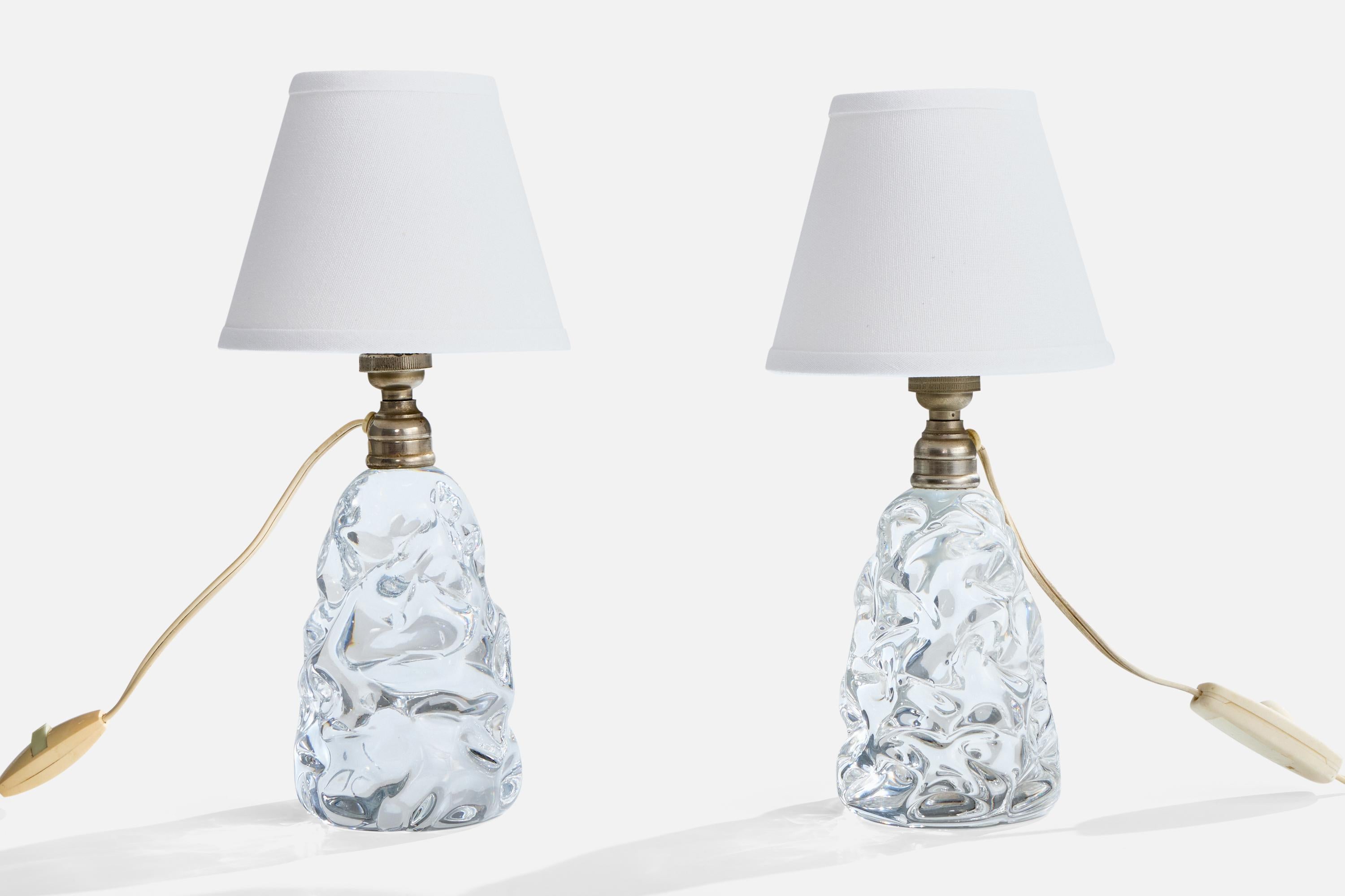 Pareja de lámparas de sobremesa de cristal y metal fabricadas por Baccarat, Francia, c. 1950.

Desgaste propio de la edad y el uso

Dimensiones de la pantalla (pulgadas): 3,25