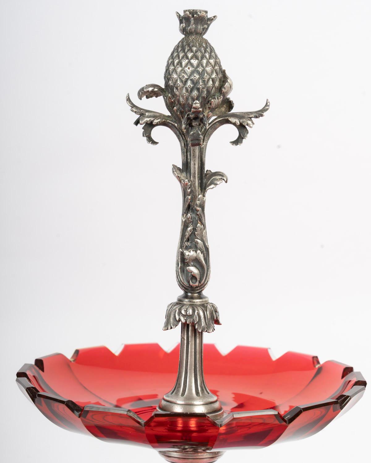 Baccarat-Geschirr, Tassen, Kristall und versilberte Bronze, Periode Napoleon III, 19.

Baccarat Tischset, Tafelaufsatz, Tassen, Napoleon III., versilberte Bronze und Kristall.
-Stummer Kellner: Höhe 49,5 cm - Durchmesser 20,3 cm
-Becher (2