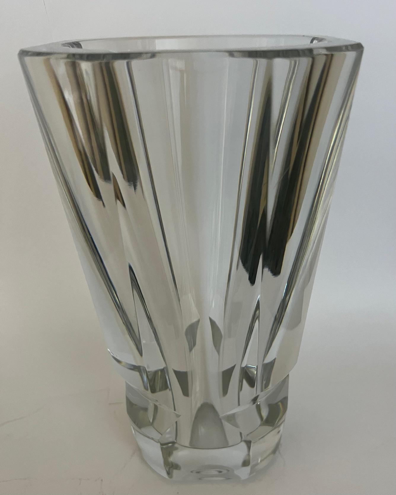 Vaso di cristallo conico e spesso di Baccarat, edizione limitata, anni '80 ca. in vendita 2