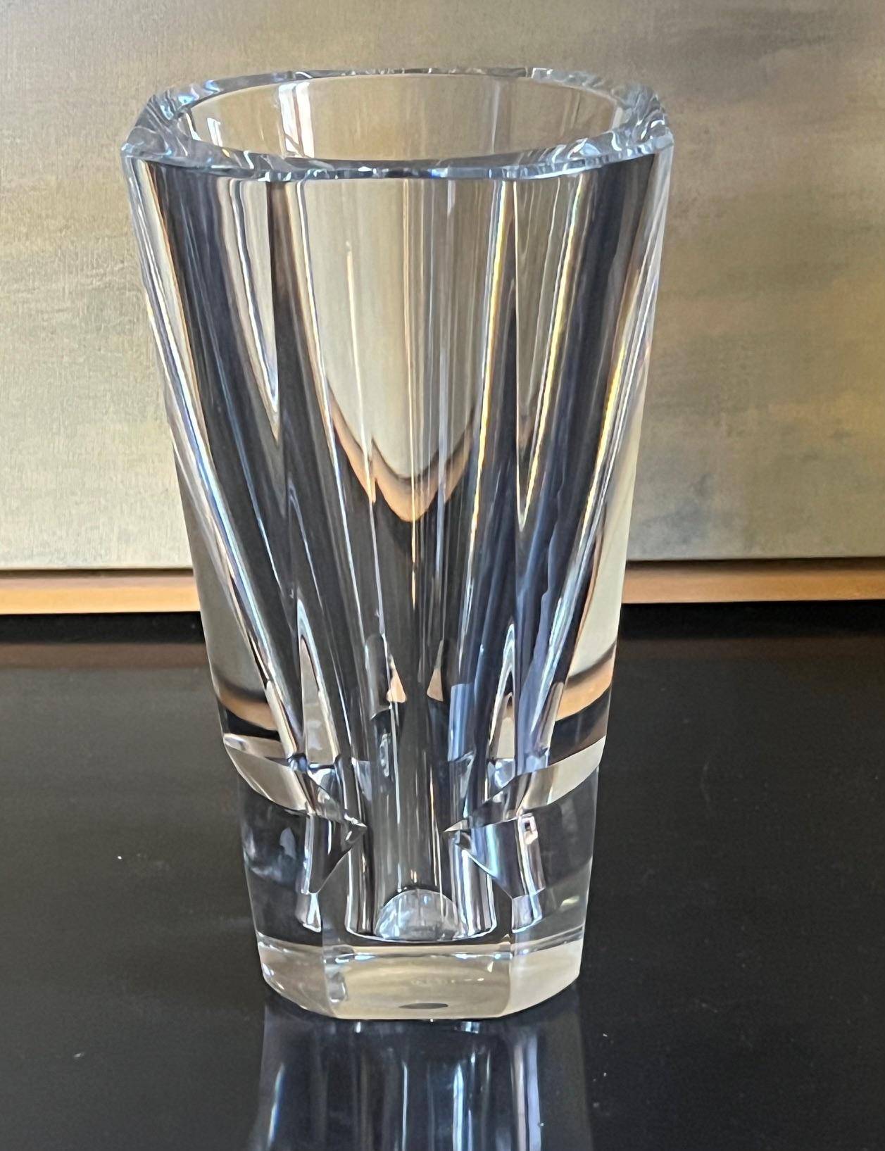 Fatto a mano Vaso di cristallo conico e spesso di Baccarat, edizione limitata, anni '80 ca. in vendita