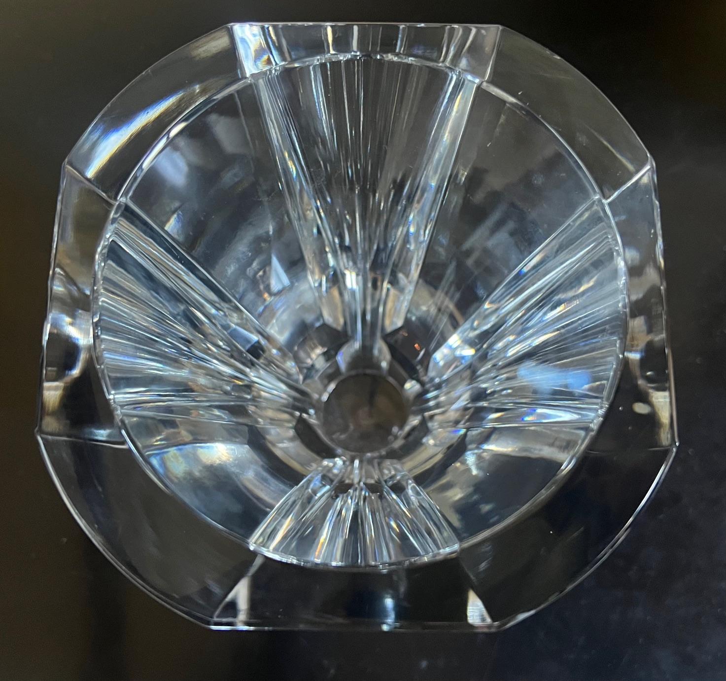 Fine XX secolo Vaso di cristallo conico e spesso di Baccarat, edizione limitata, anni '80 ca. in vendita