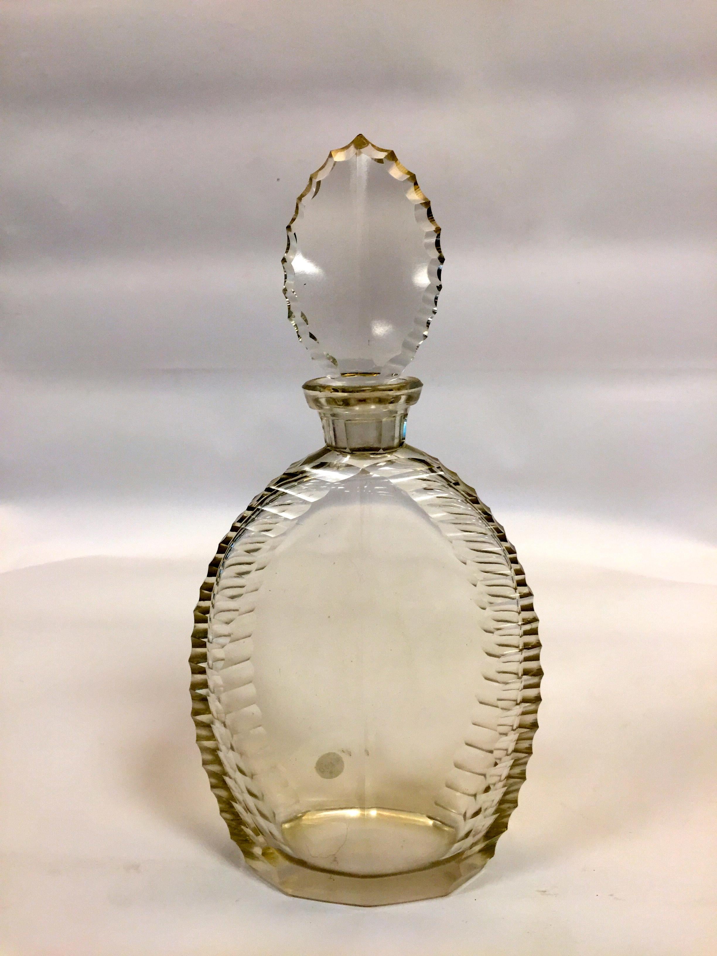 Incredible bottle by Baccarat in transparent crystal hand engraved, circa 1930.