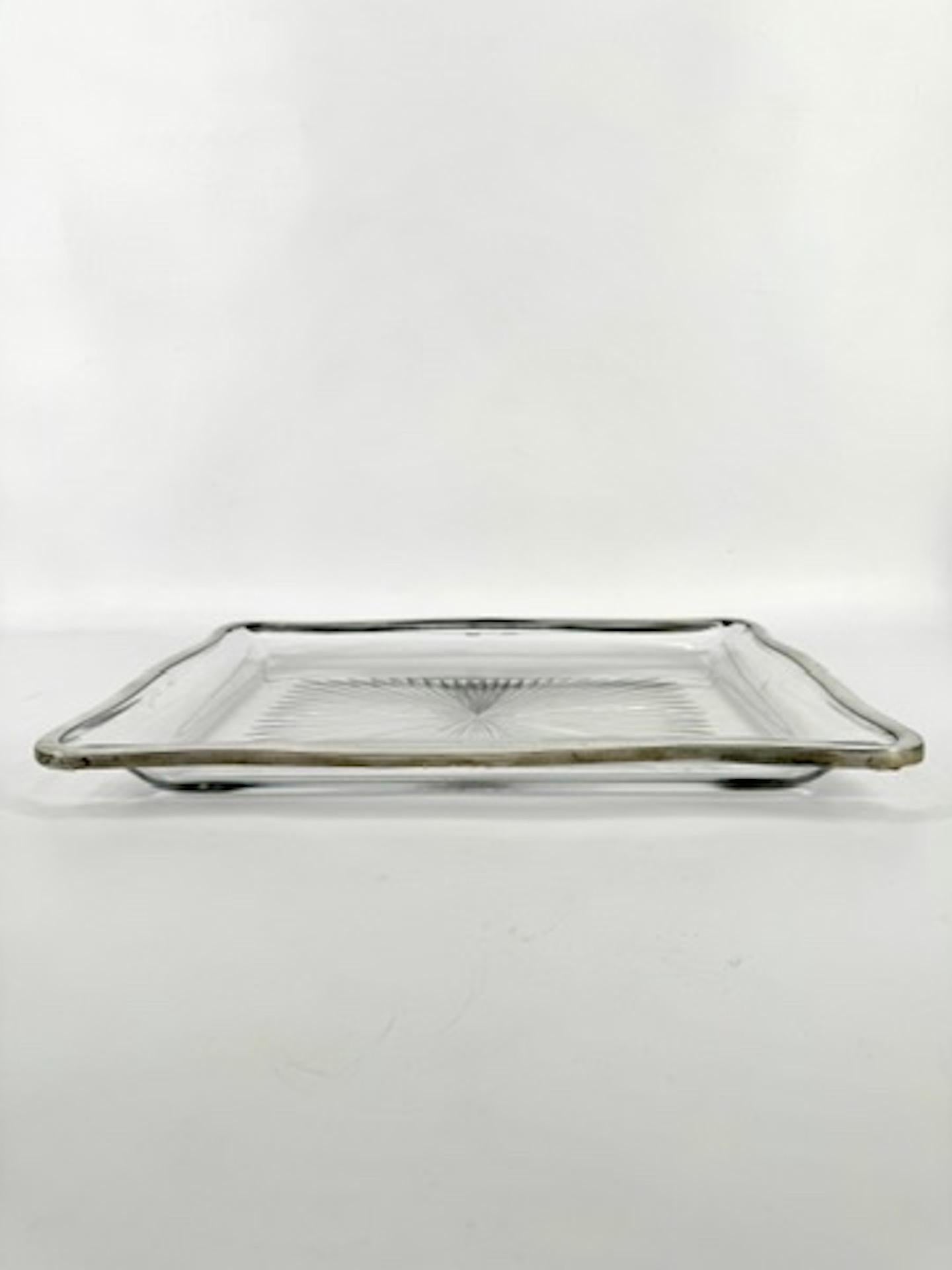 Ein elegantes französisches Kristalltablett des XIX. Jahrhunderts mit tiefen und runden Formen, montiert mit einem Silberband. 

Dieses seltene Tablett von Baccarat hat einen sternförmigen Schliff im Kristall des Bodens.

Die vier Seiten des