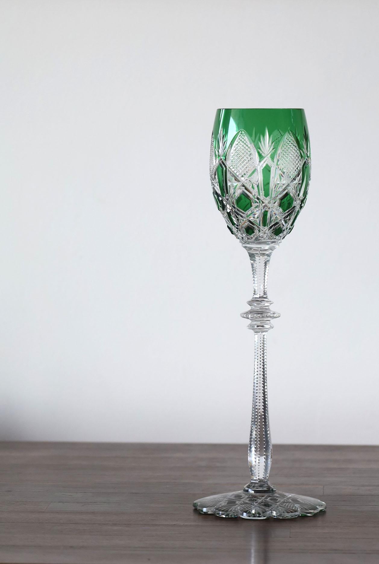 This exceptional set won over many aristocrats in the Imperial Court and is to this day a reflection of the House of Baccarat's excellence. Glasses in three different sizes and champagne flutes are available, for an exceptional, royal meal.