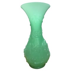 Baccarat Vase mit spiralförmiger Girlande:: in Opalin-Oralin