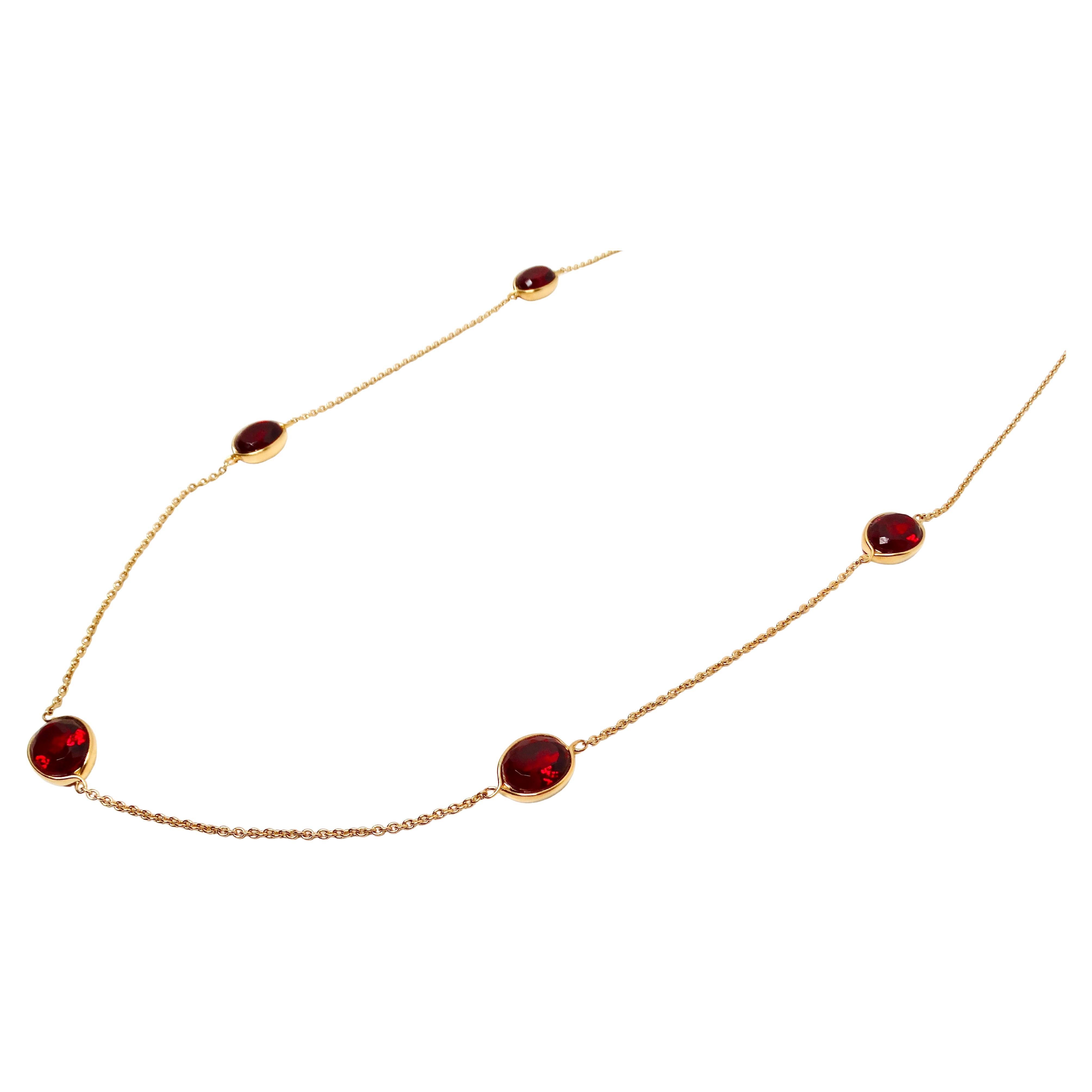 La collana a catena con cristalli rossi di Baccarat Vermeil placcata in oro 18k Sterling Silver è un pezzo di grande effetto che unisce perfettamente lusso e versatilità. Realizzata in argento sterling di alta qualità e rivestita con una radiosa