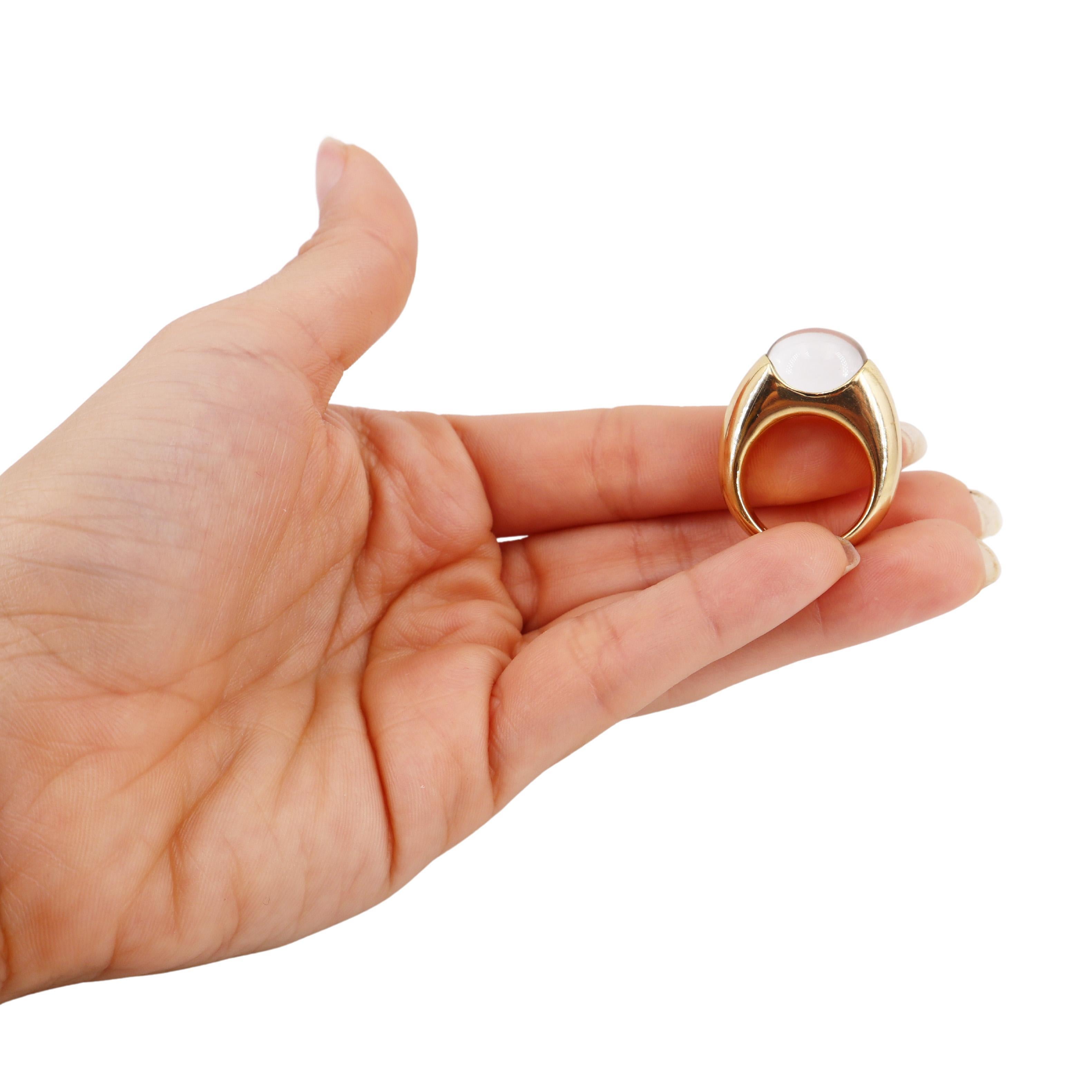 Cette superbe bague vintage, datant des années 1980-1990, est magistralement réalisée en or jaune par le célèbre cristallier français Baccarat. Le modèle présente un élégant bracelet en forme de dôme superposé qui renferme en son centre un cabochon