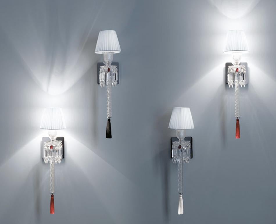 Questa bellissima applique fa parte della collezione Zenith di Baccarat, ispirata agli affascinanti lampadari Zenith prodotti in passato. Il cristallo di Baccarat è molto chiaro, caldo e luminoso e questa applique è un oggetto meraviglioso
