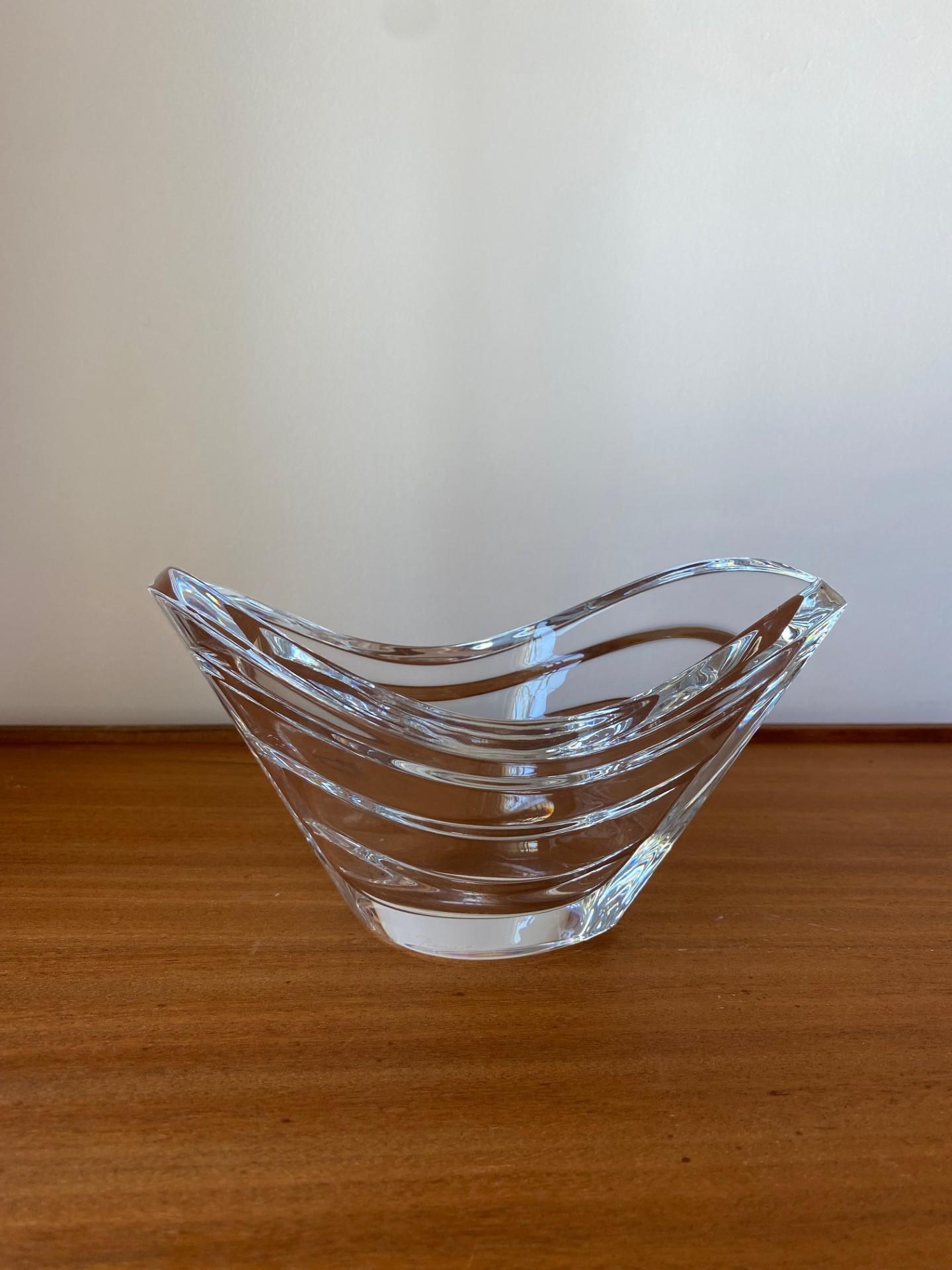 Baccarat Wave Crystal Bowl France In Good Condition For Sale In San Diego, CA