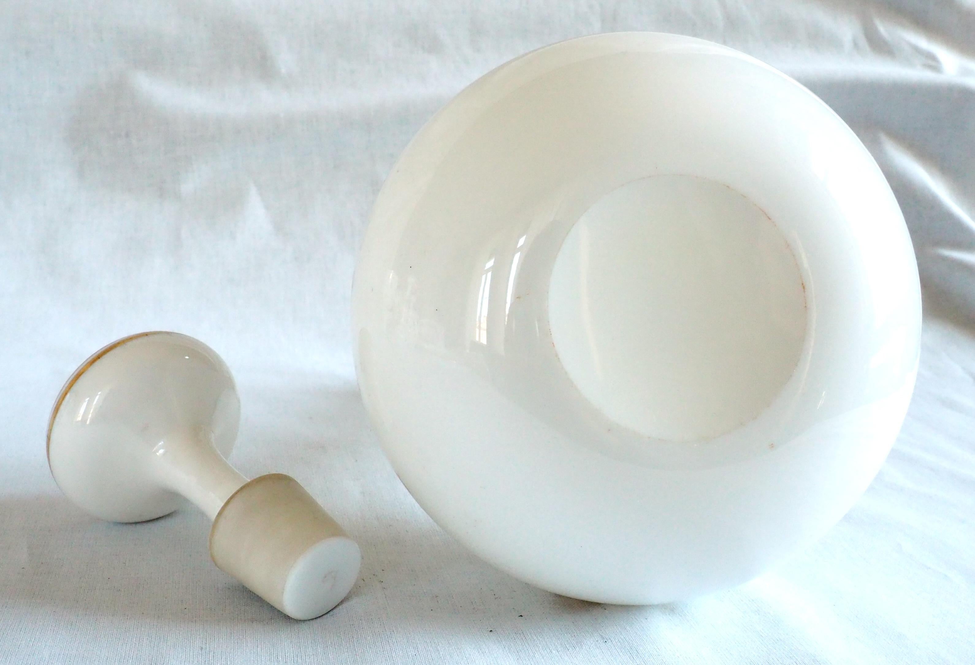 Set da acqua opalino bianco Baccarat, periodo Napoléon III, circa 1860 In condizioni buone in vendita a GRENOBLE, FR