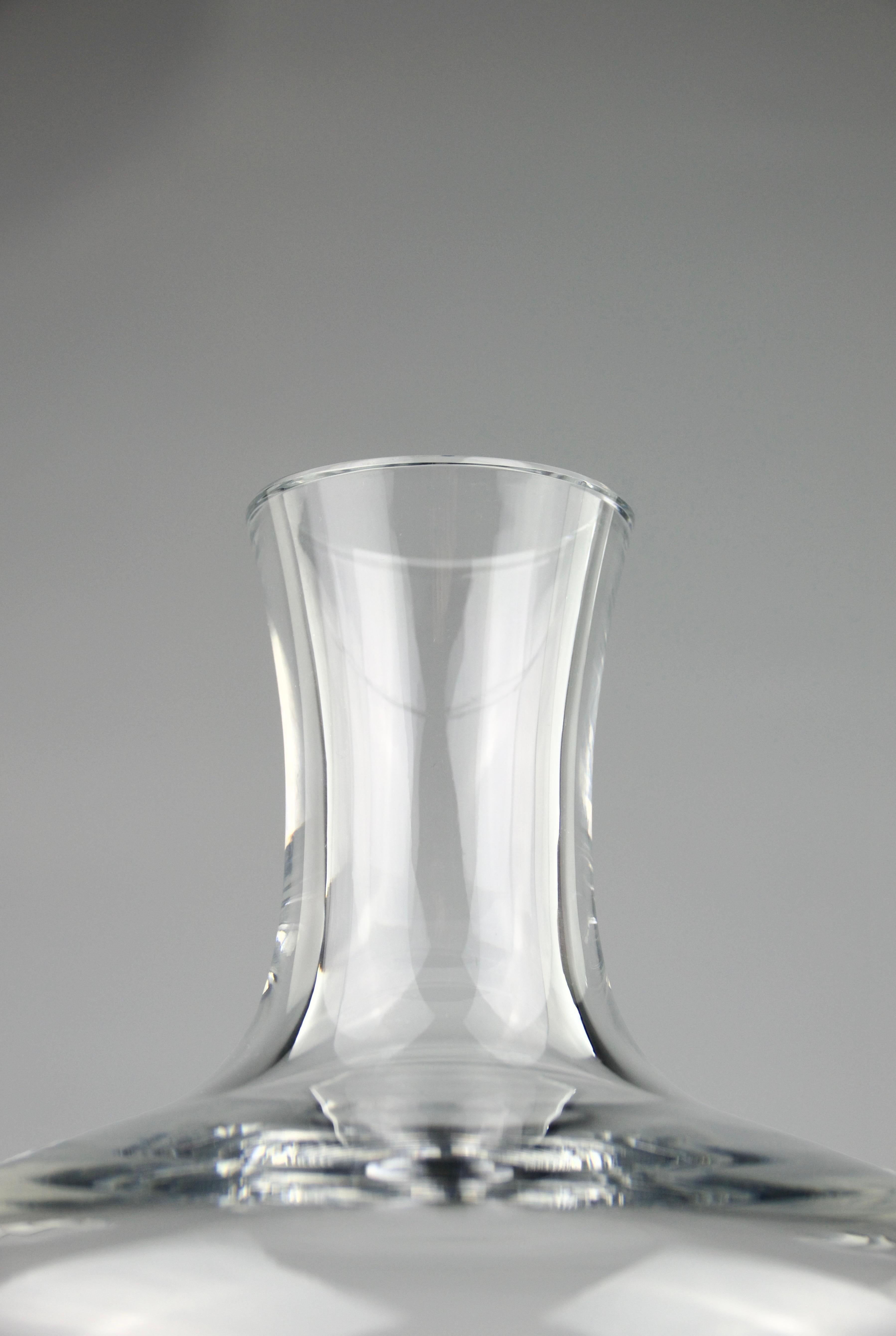 Baccarat crystal wine decanter. Stamped by the manufacture.

In very good condition.

Dimensions in cm ( H x D ) : 18 x 21

Secure shipping.

Since 1764 Baccarat has written the chapters of its remarkable history in sparkling letters.