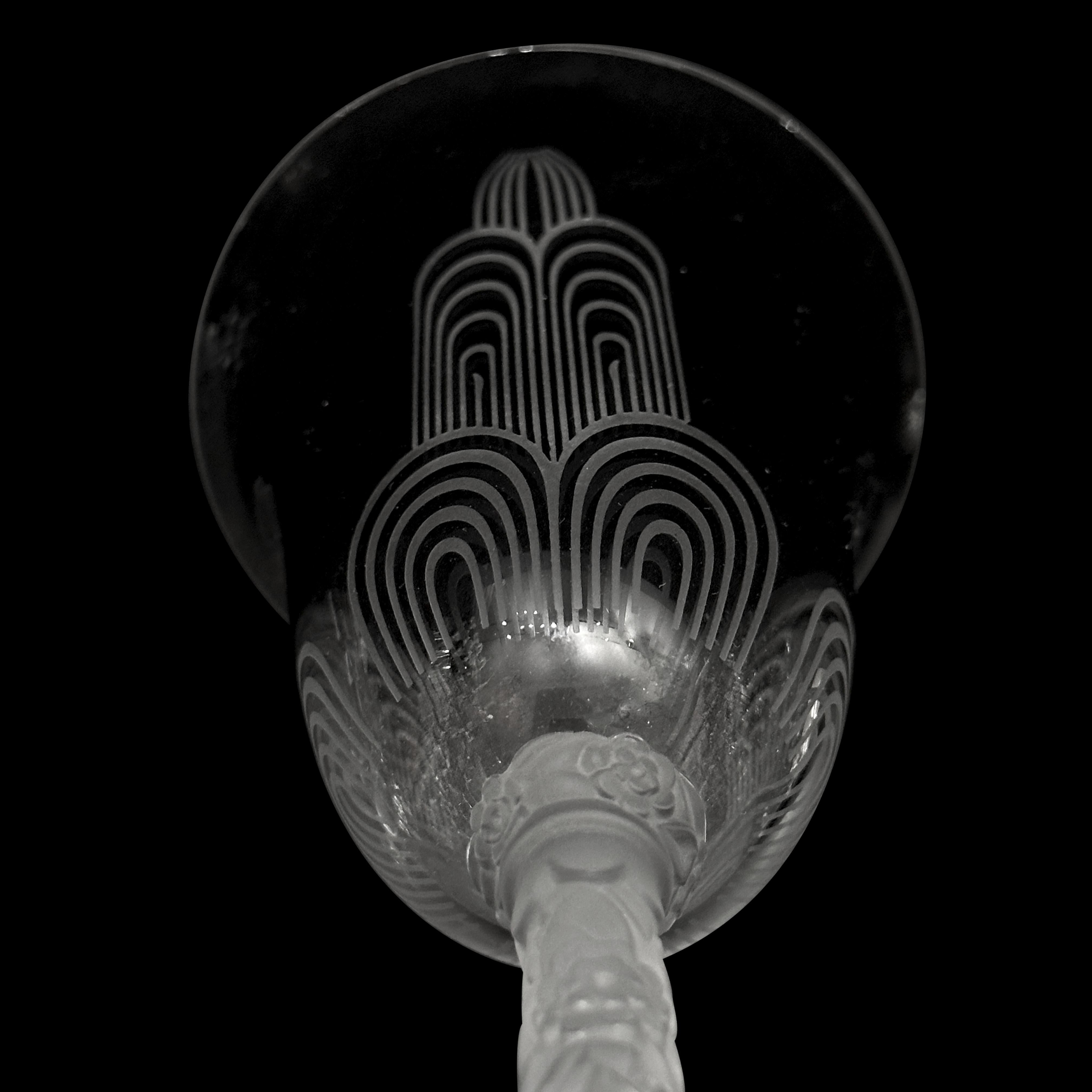 Bicchiere da vino in cristallo Baccarat del servizio Jets d'Eau, disegnato da Georges Chevalier per l'Esposizione Internazionale di Parigi del 1925.

I bicchieri di cristallo con getti d'acqua stilizzati incisi riflettono l'epoca Art Deco. Il gambo