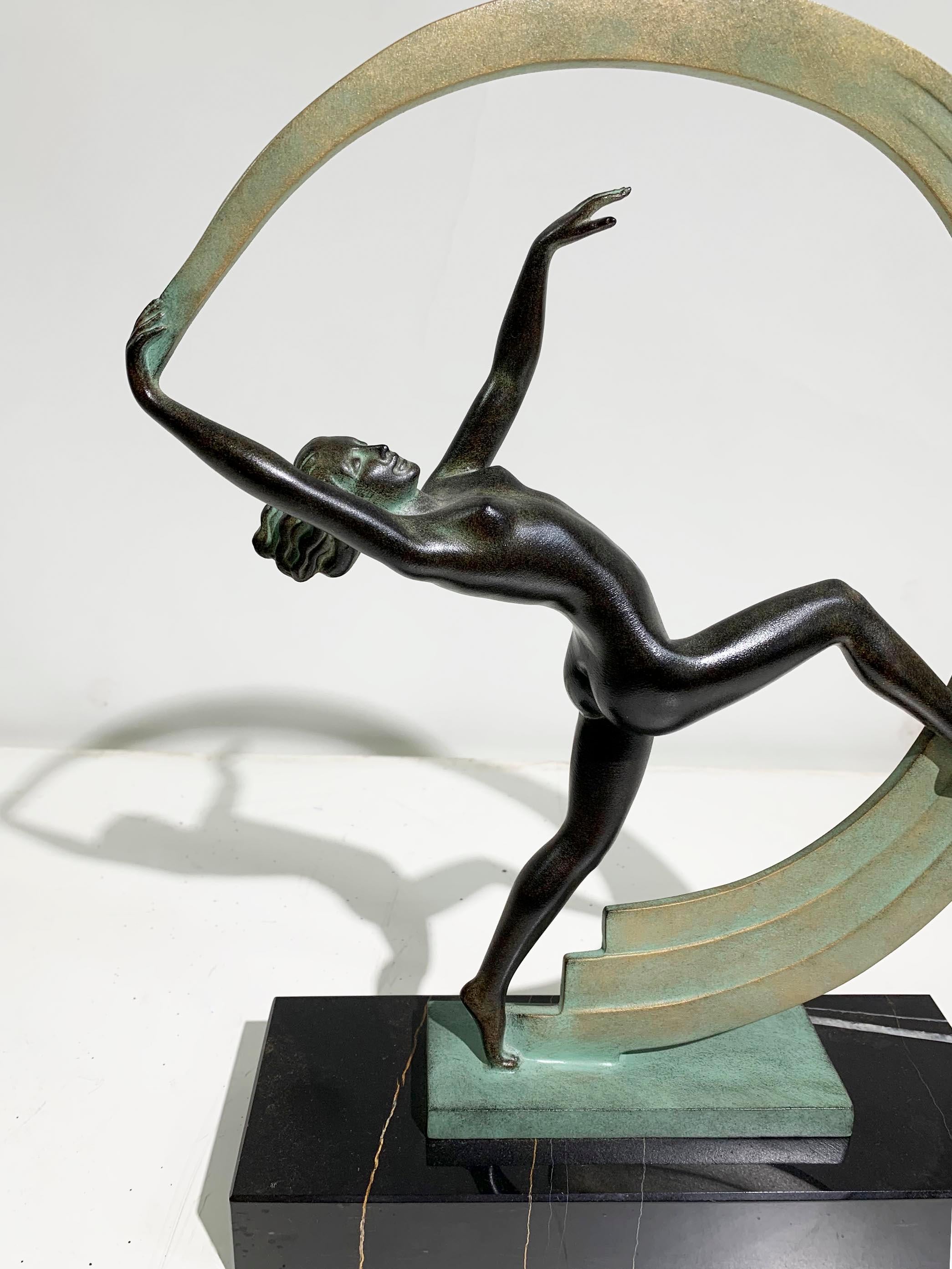 „Bacchanale“-Tänzer-Skulptur von Janle für Max Le Verrier, signiert „Janle“ (Metall) im Angebot