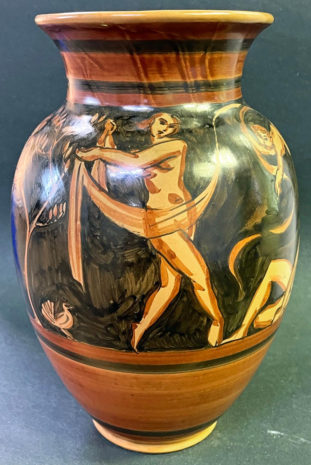 Diese einzigartige und auffallende Art-Déco-Vase von Arnold Zahner für die alte Schweizer Keramikfirma Rheinfelden zeigt einen Fries mit nackten Figuren, die sich an den Freuden des Landlebens erfreuen.  Eine Pan-ähnliche männliche Figur, die Flöte