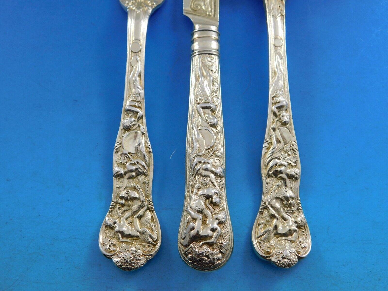 Splendido set di posate in argento sterling Bacchanalian (di autore ignoto) in vermeil inglese leggermente dorato con figure a più motivi, 12 pezzi. Questo set comprende:

4 coltelli da dessert con manico cavo e lame in argento con taglio brillante,