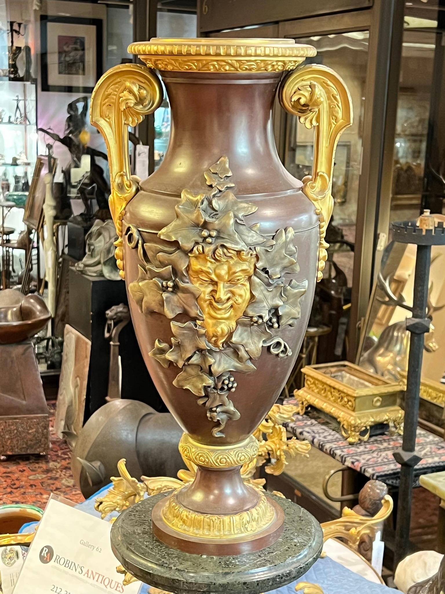 Bacchanalien-Vase aus patinierter und vergoldeter Bronze (Neoklassisches Revival) im Angebot
