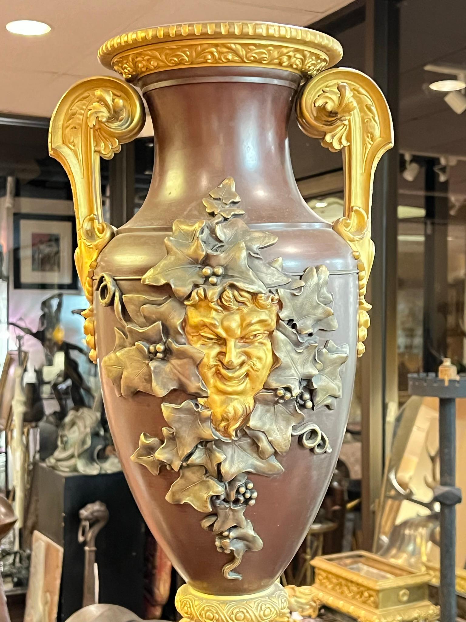 Bacchanalien-Vase aus patinierter und vergoldeter Bronze (Französisch) im Angebot