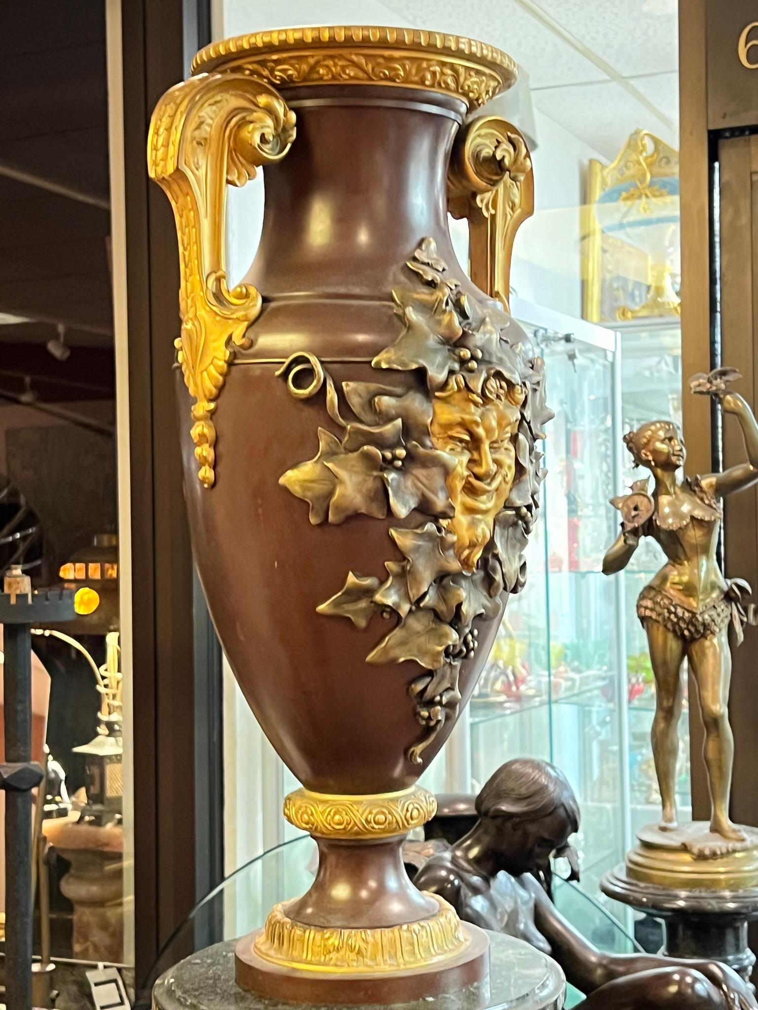 Bacchanalien-Vase aus patinierter und vergoldeter Bronze (Vergoldet) im Angebot