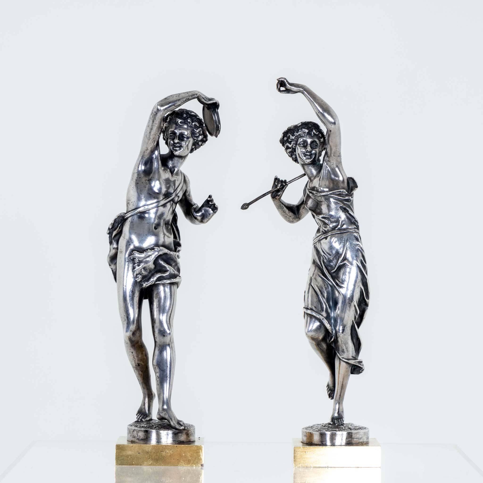 Paire de figurines en bronze argenté en forme de bacchantes dansantes avec des feuilles de vigne dans les cheveux. La danseuse tient un bâton, le danseur un tambourin. Estampillé au pied. Dimensions de la danseuse : 34,5 x 10 x 14 cm ; danseur : 33