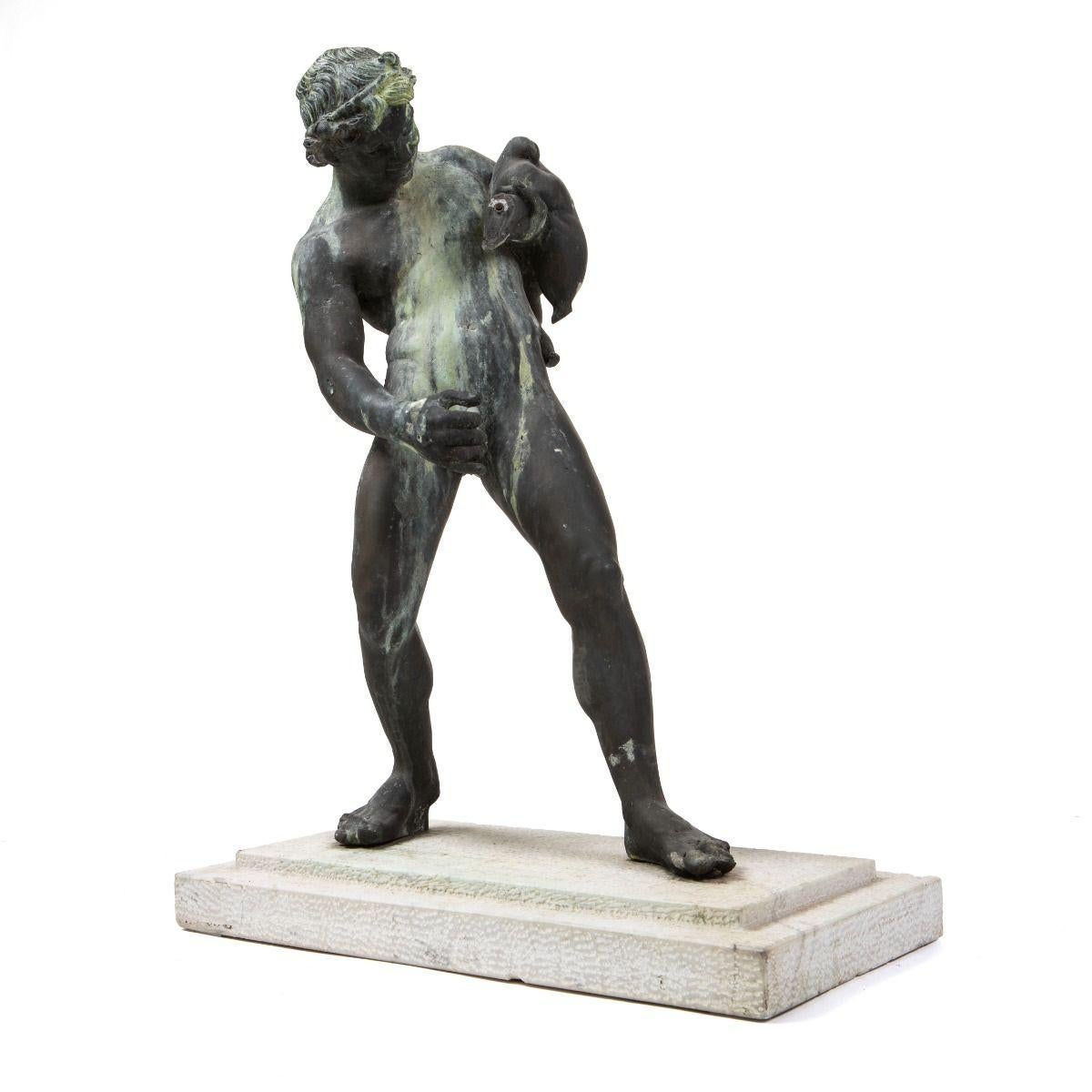 Bronzeskulptur, die Bacchus (in der griechischen Mythologie als Dionysos bekannt), den Gott des Weines, der Festlichkeit und der Ekstase, darstellt. Ursprünglich war die Figur Teil eines kleinen Gartenbrunnens, in dem das Wasser aus dem Weinschlauch