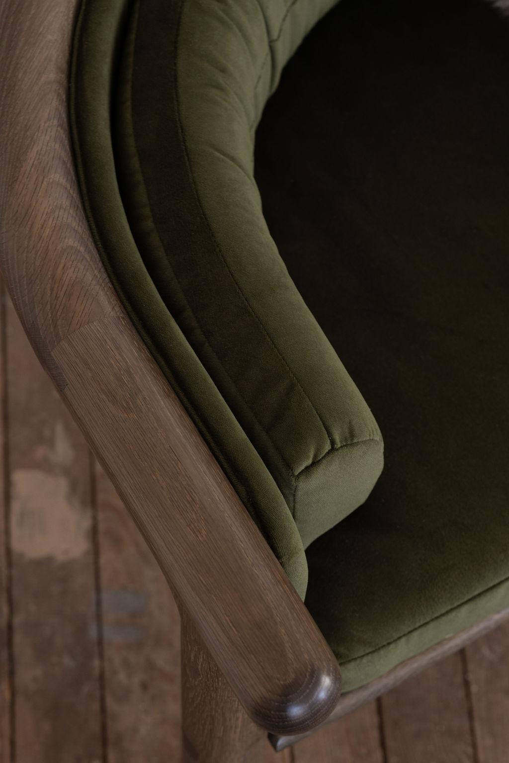 Le fauteuil Bacchus est un siège bas et moelleux conçu pour donner l'impression d'être un siège d'amour personnel. Ce complément est en chêne blanc fumumé et en velours vert haute durabilité. Elle est fabriquée avec des menuiseries apparentes pour