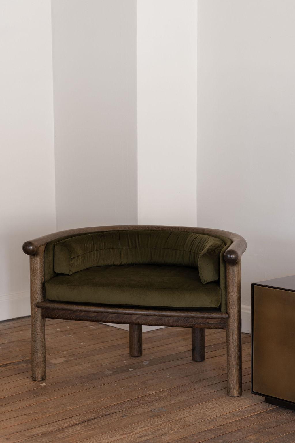 Moderne Bacchus Chair en chêne blanc fumigé et velours vert
