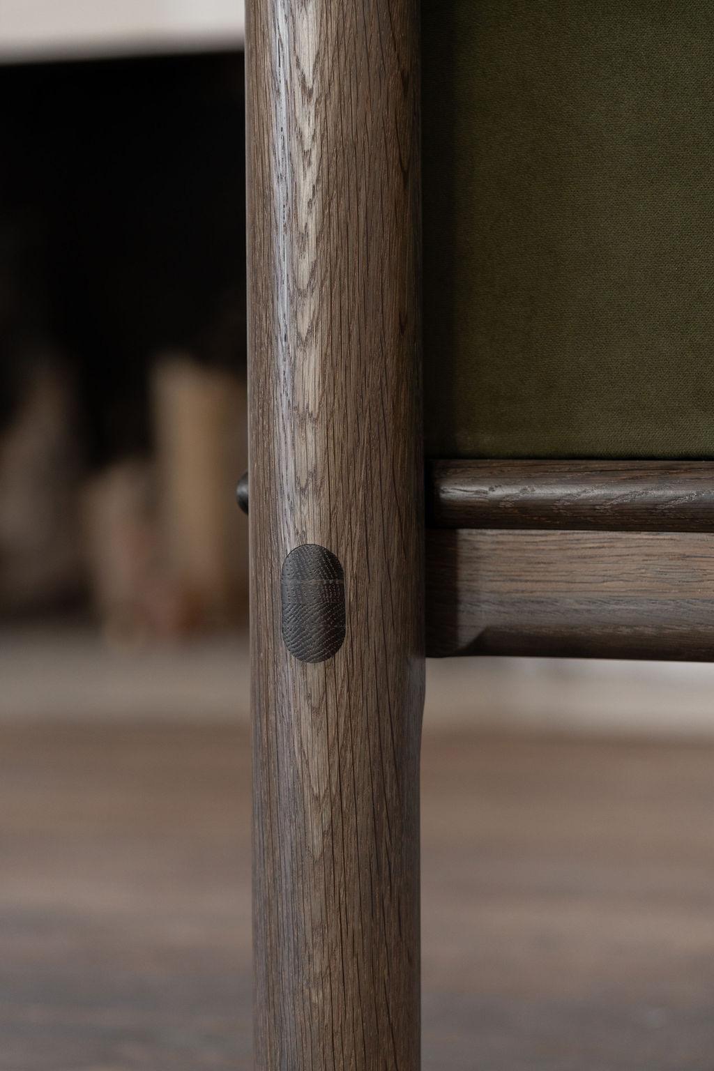 Sedia Bacchus in rovere bianco fumé e velluto verde In condizioni Nuovo in vendita a Indianapolis, IN