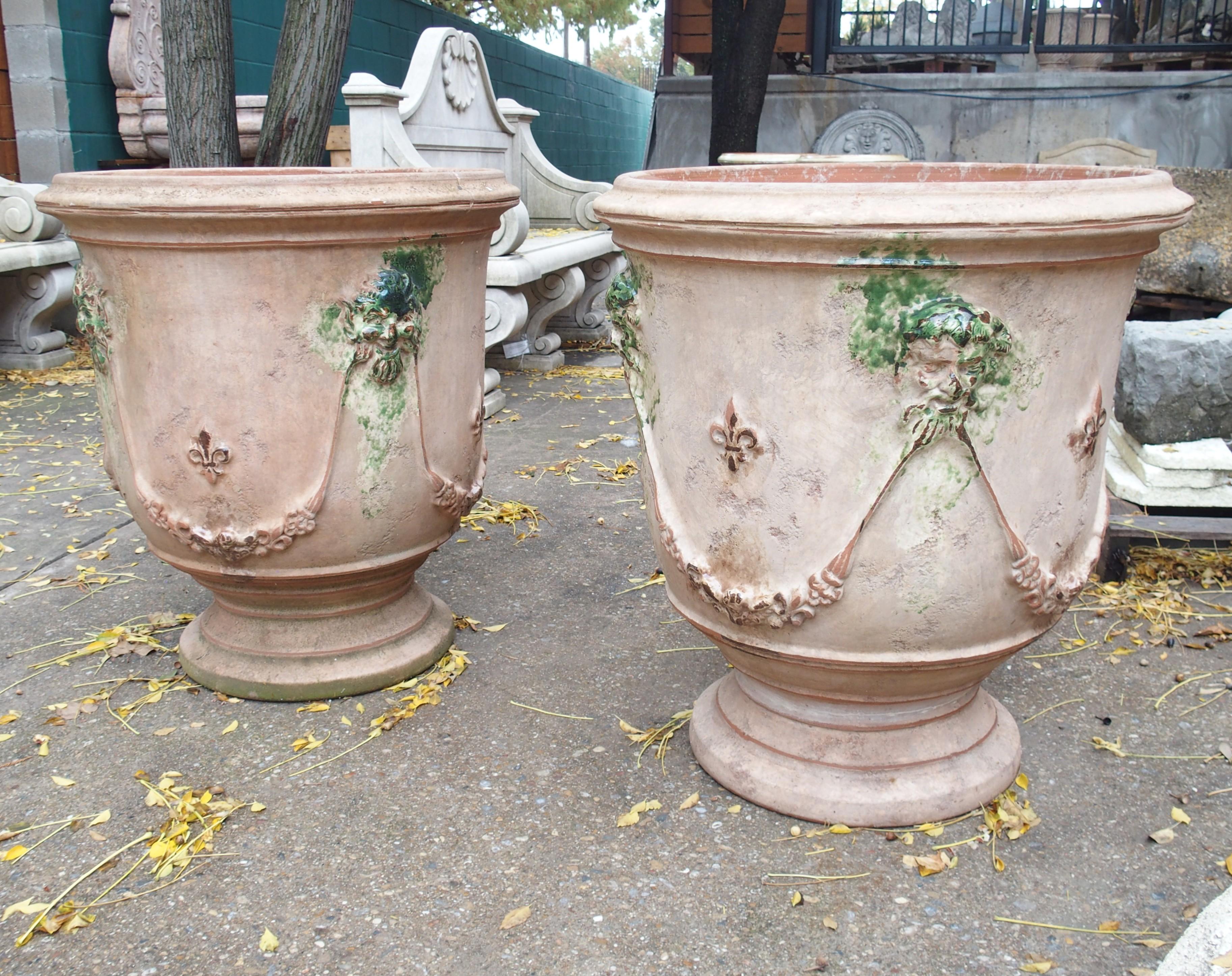 Ulteriori informazioni in arrivo...

Un'imponente coppia di vasi francesi Anduze, che misurano 32 1/4 pollici di altezza, i motivi che adornano l'esterno sono davvero unici.  I mascaroni del dio Bacco compaiono tra i festoni di fiori, mentre altri