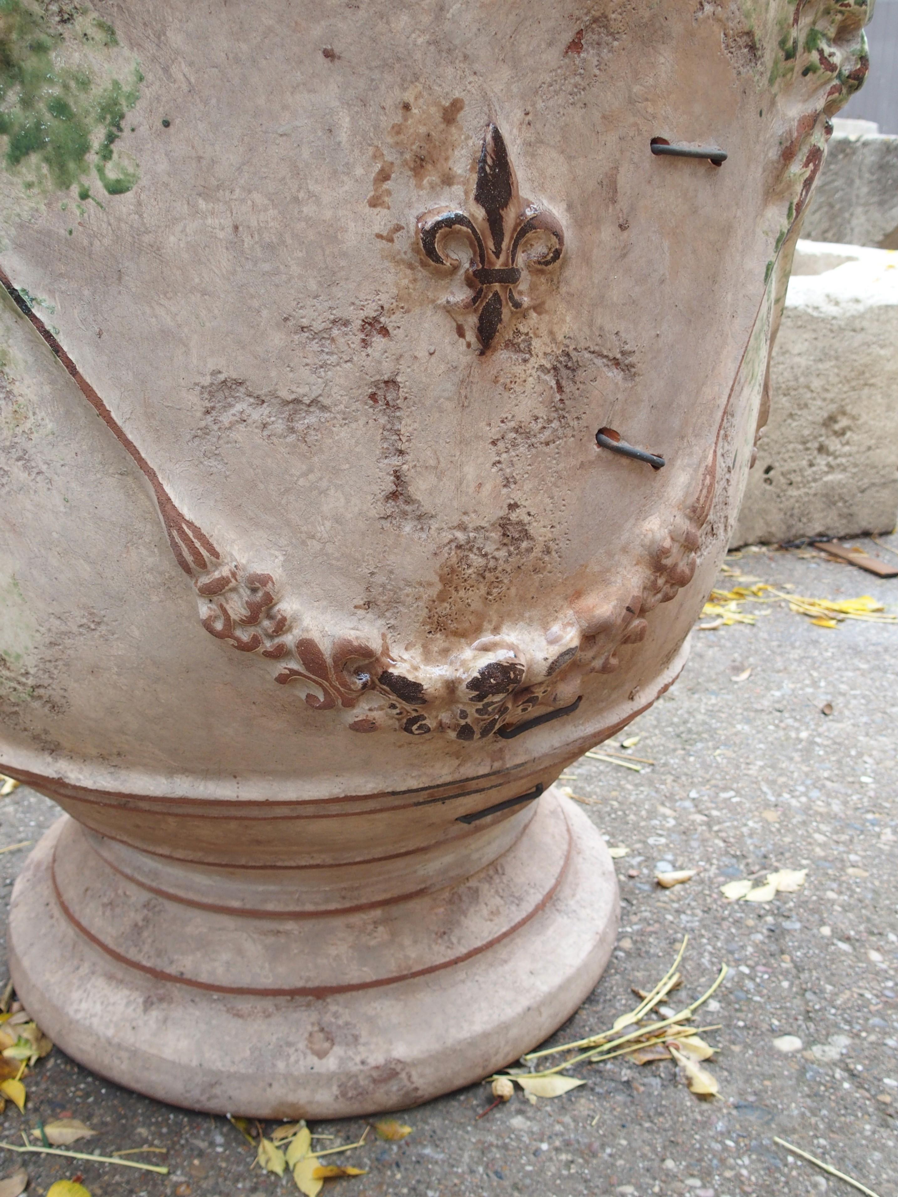 Fioriere Bacchus et Fauna grandi Anduze anticate con decoro Fleur De Lys in vendita 13