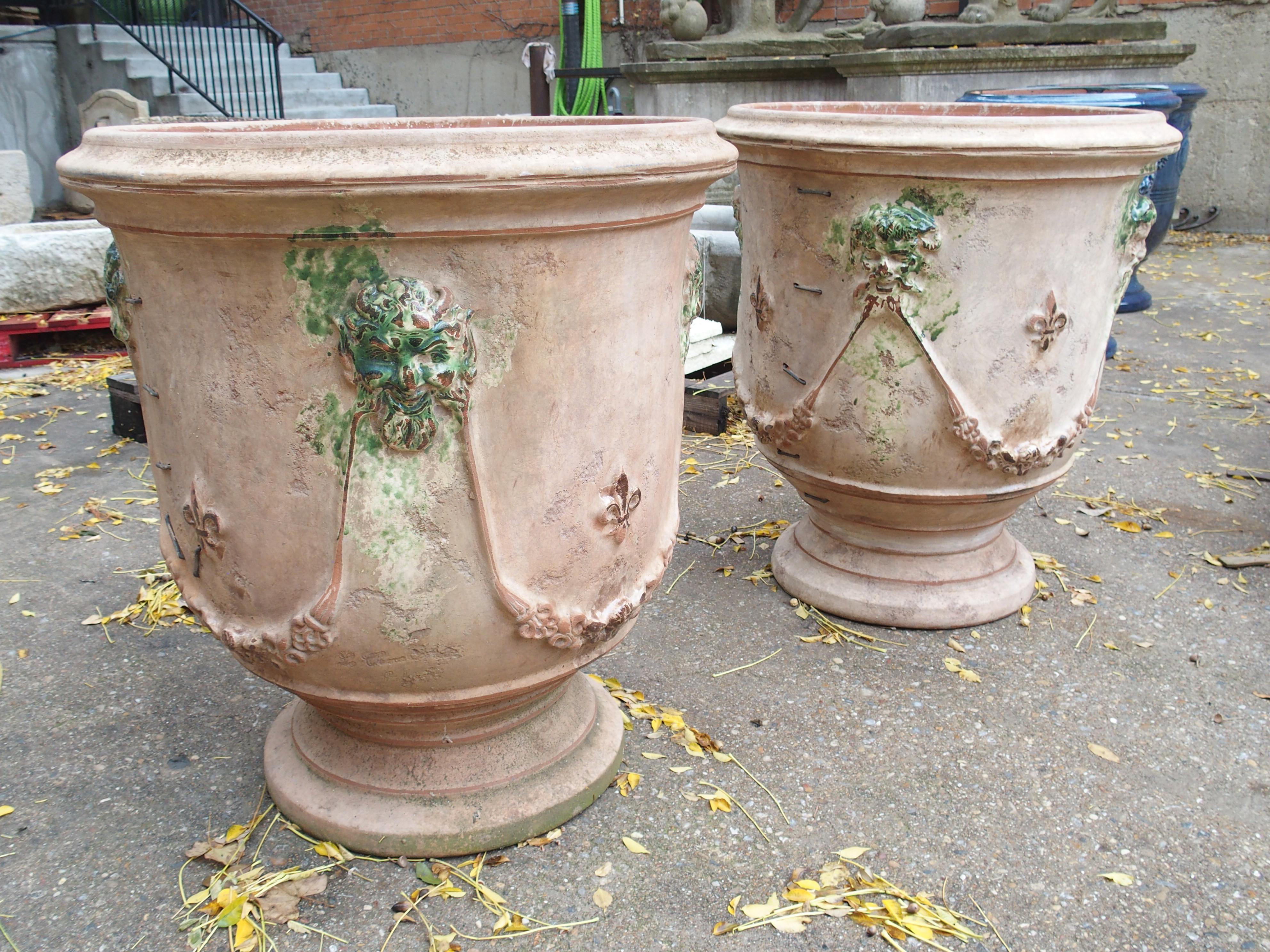 Francese Fioriere Bacchus et Fauna grandi Anduze anticate con decoro Fleur De Lys in vendita