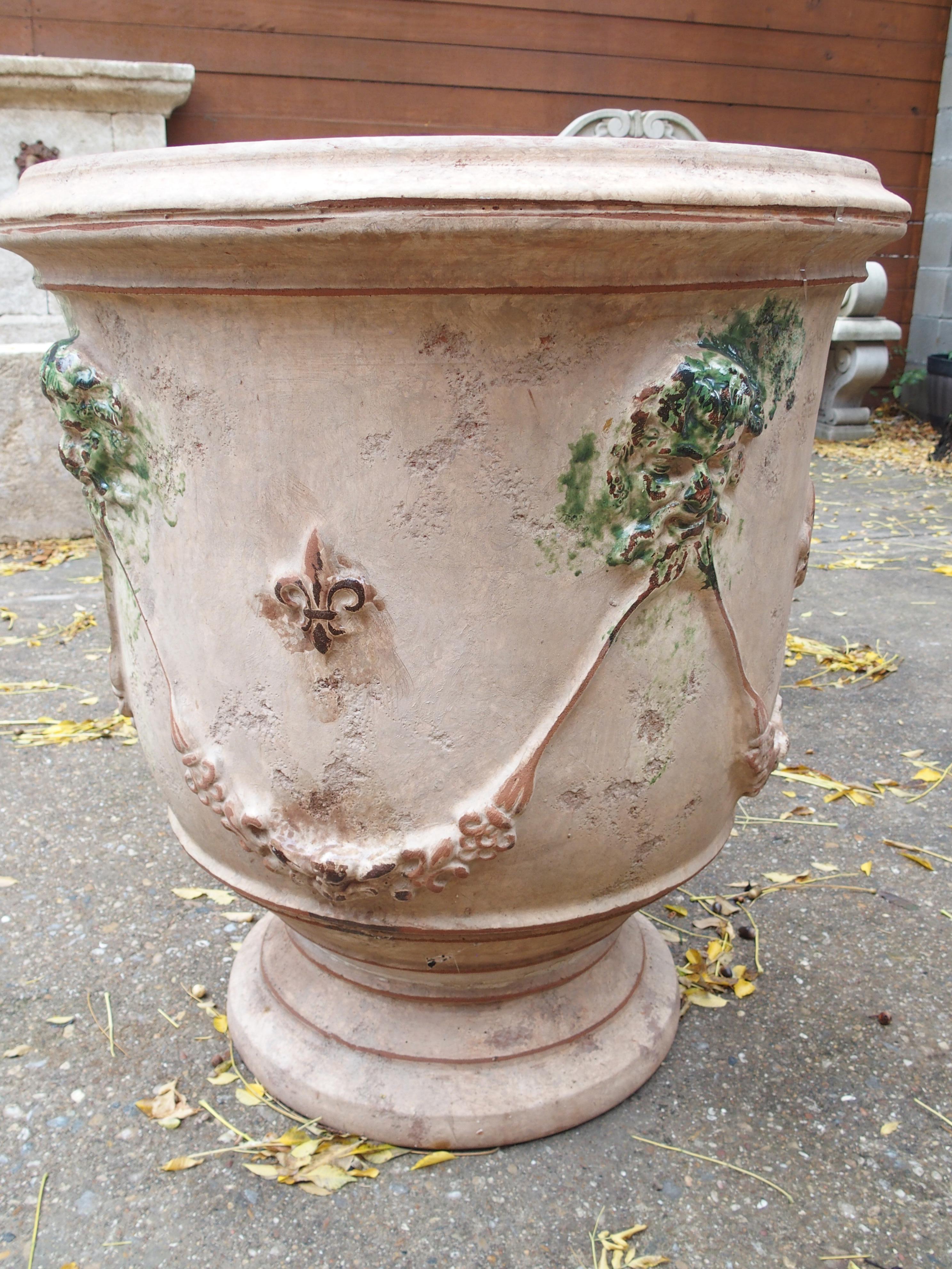 Smaltato Fioriere Bacchus et Fauna grandi Anduze anticate con decoro Fleur De Lys in vendita