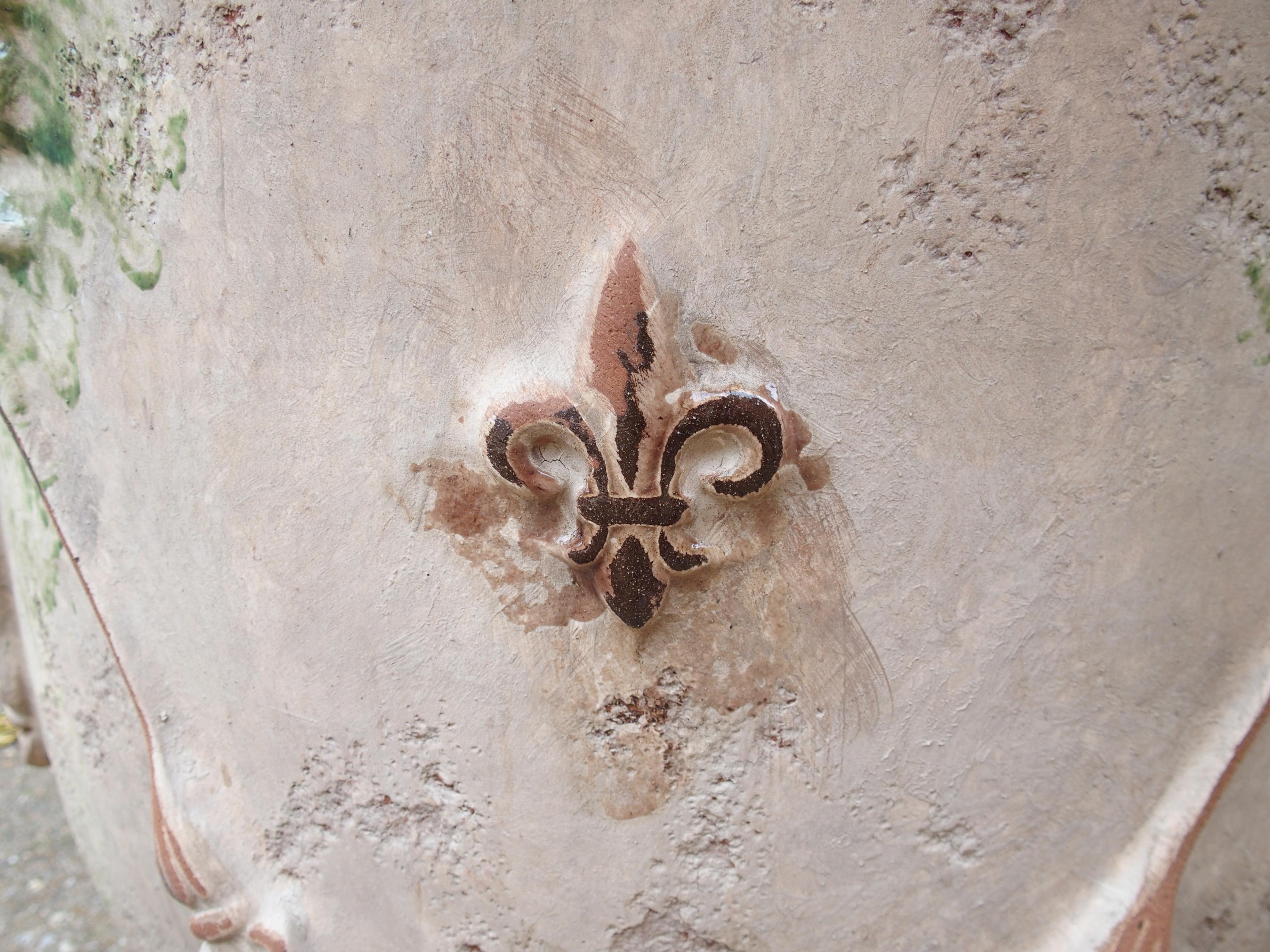 XXI secolo e contemporaneo Fioriere Bacchus et Fauna grandi Anduze anticate con decoro Fleur De Lys in vendita