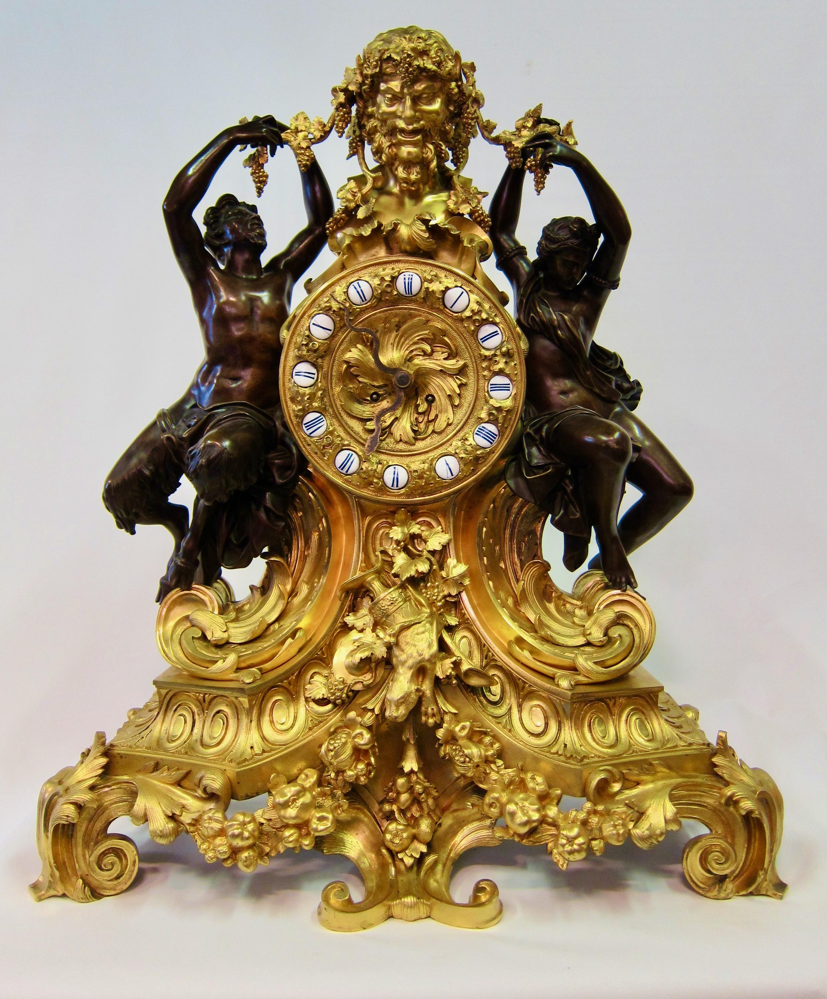 Cette fabuleuse horloge de palais est conçue et exécutée à Paris, en France. L'horloge monumentale est magnifiquement coulée en bronze et conserve sa dorure au mercure d'origine qui met parfaitement en valeur les figures patinées foncées. Cette