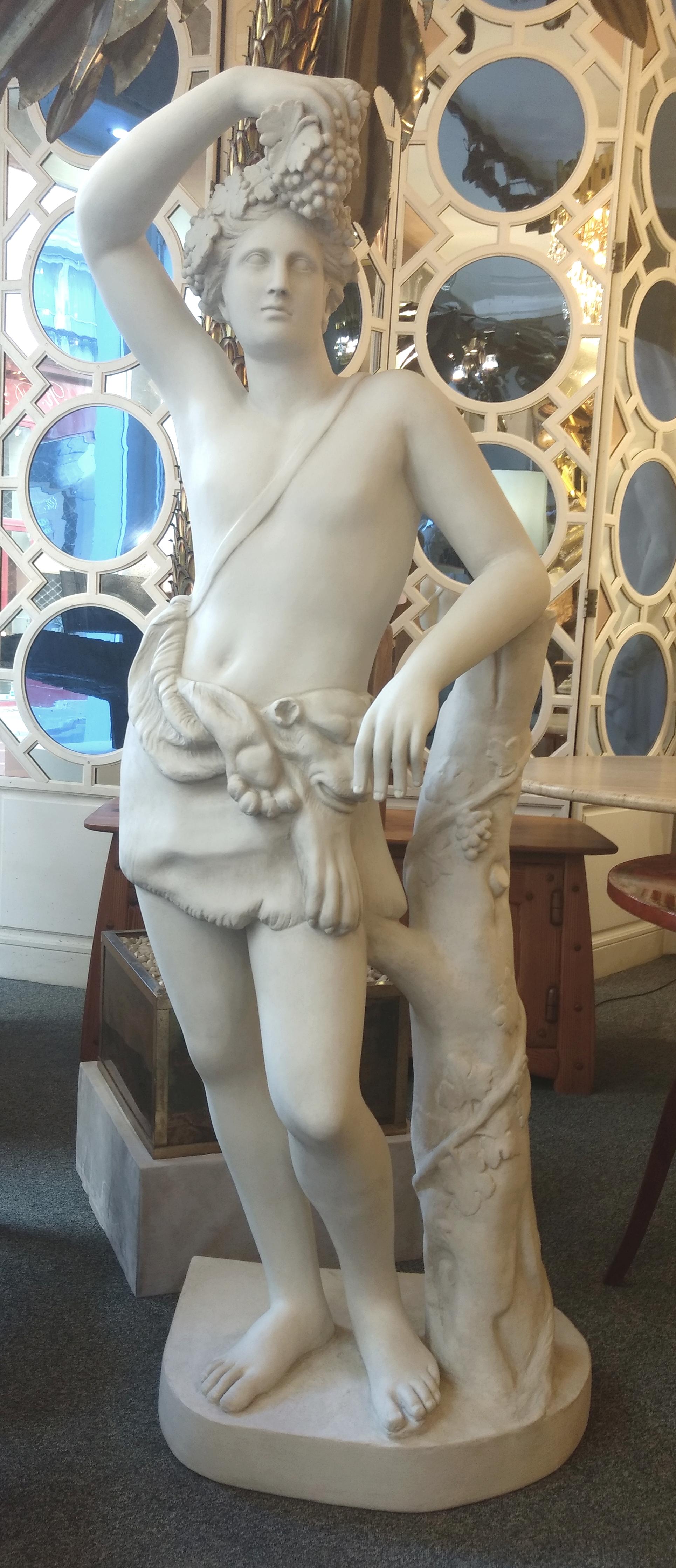 Belle statue ancienne en plâtre, dans l'esprit néoclassique, représentant le jeune Bacchus.
France, atelier de moulage des Musées nationaux, vers 1930.