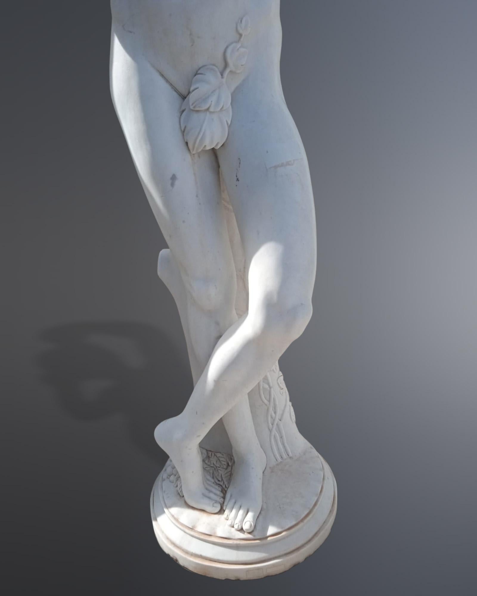 Grande sculpture en marbre de Bacchus, 20e siècle. 